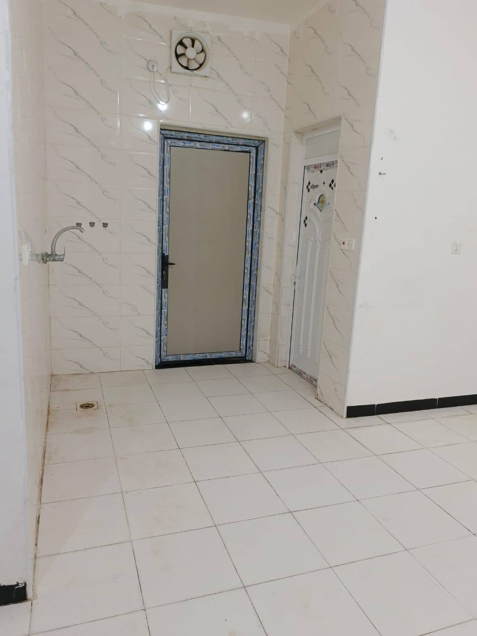 بيت للايجار في حي الاساتذه خلف مدارس صينيه 
المساحه ١٠٠ غرفه وصاله ومطبخ وبراني وصحيات داخليه خارجيه
ملاحظة مال شهرين مقدمه
للاستفسار أكثر مراجعه مكتب المعالي للعقار حي العسكري أو الاتصال على الرقم ***********
