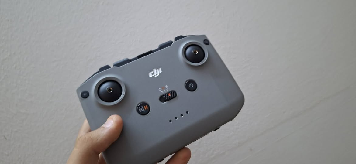 السلام عليكم درون DJI NEO  متوفر كومبو .*********** بطاريتين
إليك أبرز المواصفات التقنية لـ DJI Neo:
​التصميم والوزن
​الوزن: حوالي 135 غرام فقط (مما يعفيها من متطلبات التسجيل المعقدة في العديد من الدول).
​الأبعاد: 130×157×48.5 ملم.
​الحماية: مجهزة بواقيات مروحية كاملة لحماية الطائرة والمحيطين بها، مما يجعلها آمنة للاستخدام الداخلي والخارجي.
​الكاميرا والتصوير
​المستشعر: CMOS بمقاس 1/2 بوصة.
​دقة الصور: 12 ميجابكسل (بصيغة JPEG).
​دقة الفيديو:
​تصوير 4K بسرعة 30 إطاراً في الثانية (بنسبة 16:9 مع تشغيل التثبيت الرقمي).
​تصوير Full HD 1080p بسرعة 60/50/30 إطاراً في الثانية.
​دعم التصوير العمودي بدقة 1080p لمواقع التواصل.
​عدسة الكاميرا: زاوية رؤية عريضة 117.6° (ما يعادل 13 ملم)، وفتحة عدسة f/2.8.
​مانع الاهتزاز: جيمبال ميكانيكي بمحور واحد (للإمالة Tilt)، مدعوم بتقنيات التثبيت الإلكتروني الفائقة من DJI مثل RockSteady و HorizonBalancing.
​الأداء والبطارية
​وقت الطيران: يصل إلى 18 دقيقة كحد أقصى (17 دقيقة مع تركيب واقيات المراوح).
​مقاومة الرياح: تتحمل رياحاً حتى المستوى الرابع (تصل إلى 8 أمتار في الثانية).
​السرعة القصوى: تصل إلى 16 متر/ثانية (حوالي 57 كم/ساعة) في الوضع اليدوي (Manual)، و8 متر/ثانية في الوضع الرياضي (Sport).
​سعة البطارية: 1435 مللي أمبير.
​التحكم والمميزات الذكية
​التحكم بدون ريموت: يمكنها الإقلاع والهبوط مباشرة من كف اليد (Palm Takeoff & Landing) بضغطة زر دون الحاجة لهاتف أو جهاز تحكم.
​خيارات تحكم متعددة: يمكن التحكم بها عبر تطبيق الهاتف (عن طريق الواي فاي)، أو من خلال الأوامر الصوتية ("Hey Fly")، أو ربطها بأجهزة التحكم التقليدية (مثل RC-N3)، أو نظارات وجهاز تحكم الـ FPV (مثل DJI Goggles 3 و RC Motion 3).
​التتبع الذكي (AI Tracking): ميزة تتبع العناصر المعتمدة على الذكاء الاصطناعي لإبقائك دائماً في منتصف الكادر.
​وضعيات التصوير الذكية (QuickShots): تتضمن وضعيات شهيرة مثل (Dronie, Circle, Rocket, Spotlight, Helix, Boomerang).
​التخزين والاتصال
​الذاكرة الداخلية: تأتي بذاكرة مدمجة سعة 22 جيجابايت (تكفي لتسجيل حوالي 40 دقيقة من فيديو 4K)، ولا تدعم تركيب كارت ذاكرة خارجي (MicroSD).
​نظام البث: يعتمد على نظام Wi-Fi للتحكم القريب (مدى 50 متراً تقريباً)، أو نظام البث القوي O4 من DJI عند ربطها بجهاز تحكم عن بعد (ليصل المدى إلى مسافات أبعد بكثير حسب البيئة المحيطة).
تتميز درون DJI Neo بأنها أصغر وأخف طائرة بدون طيار (درون) مخصصة لتصوير الفلوغات واللقطات السريعة من شركة DJI، وتأتي بمواصفات ممتازة مقارنة بحجمها وسعرها.
