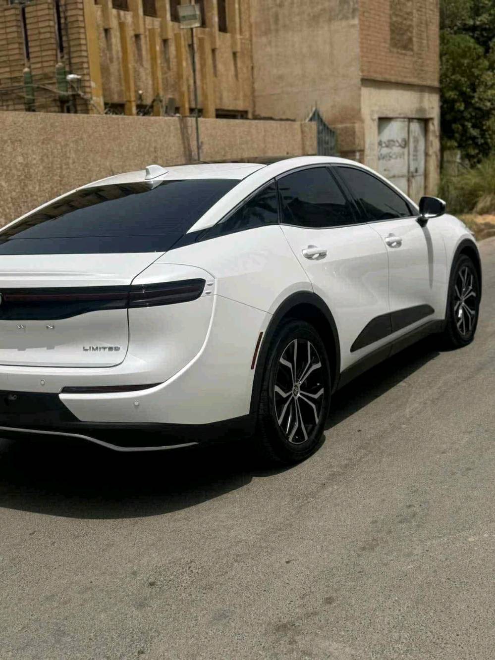 السيارة المعروضة للبيع هي تويوتا كراون جديدة، لون أبيض لؤلؤي، بحالة ممتازة وبدون أي أضرار. التصميم الخارجي يجمع بين الرشاقة والأناقة مع تظليل زجاج مميز وجنوط رياضية، تُعطي للسيارة مظهراً أنيقاً وعصرياً. مناسبة للمشاوير اليومية والرحلات الطويلة وتوفر قيادة مريحة.