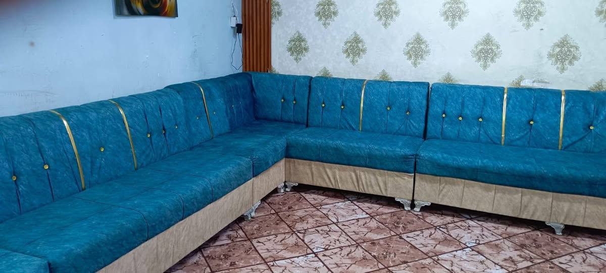 ديوان 17 مقعد تسكام نضيف جدا 325 وبي مجال المكان الكاظمية للاتصال ***********
