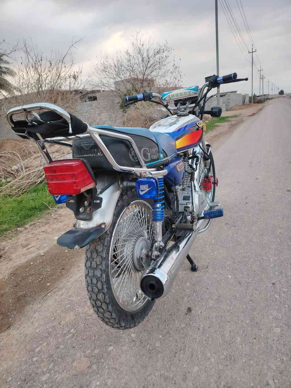 السلام عليكم اخوان دراجه ايراني 5گير  مديل 23 نوع سونك نضافه 80%دراجه خير من الله مناقصه شي 550بيه مجال شي قليل مكاني خانقين_الاخوه الشراي يتصل ***********
