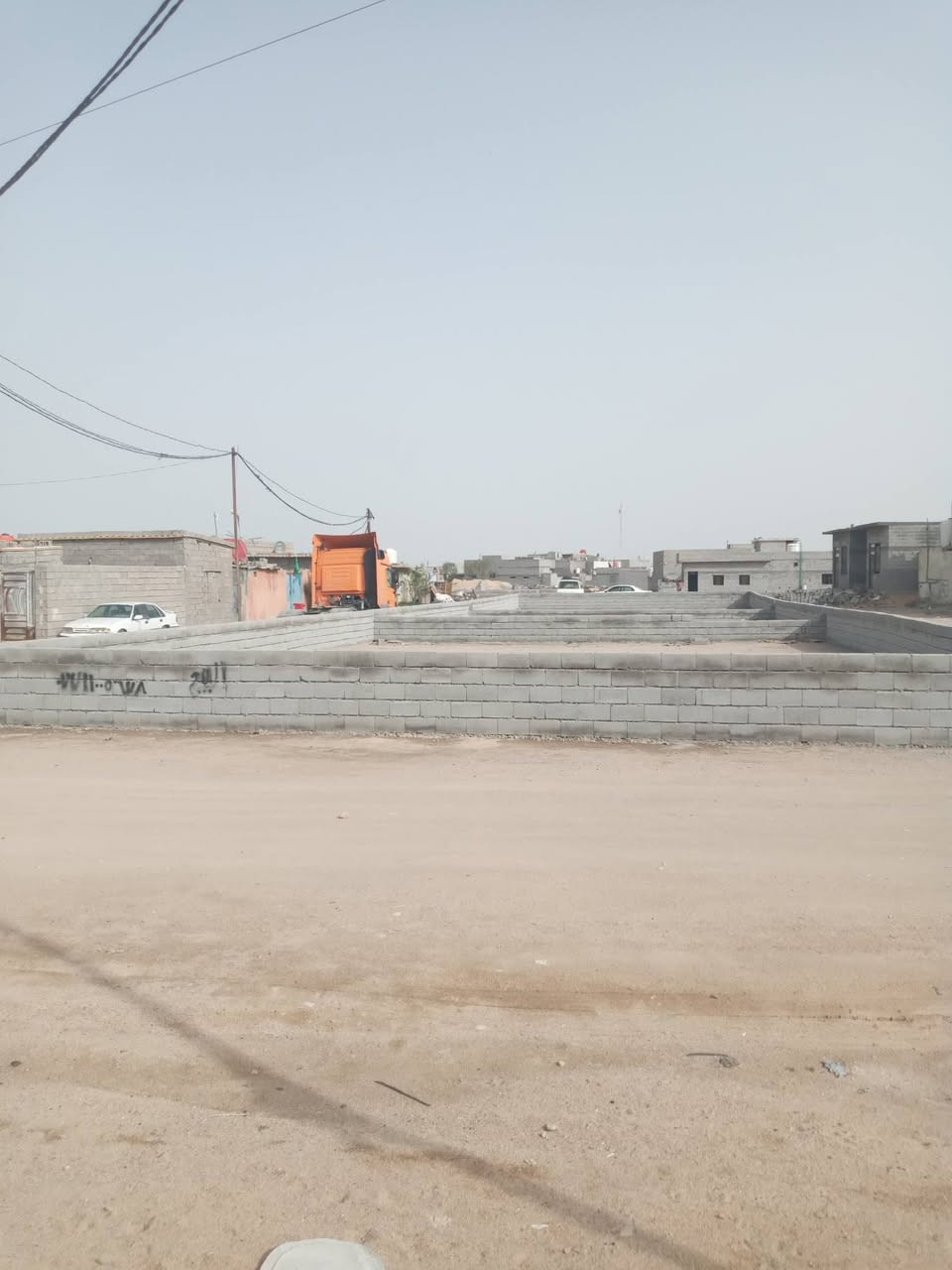 سلام عليكم  عندي ثلث قطع مساحتها الوحده٣٠٠ وثنين ٢٥٠مسيجات المكصب وره سنتر روان ماءاساله كهرباء متوفرات الوحده ١٢ مليون هاذه رقمي ***********
