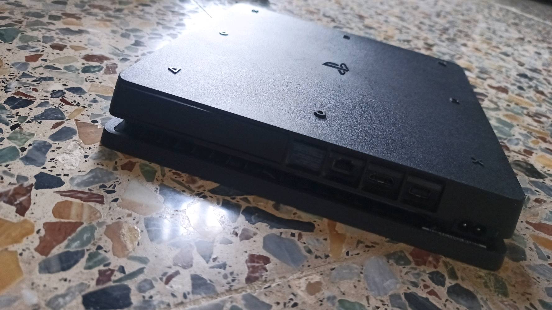للبيع جهاز PlayStation 4 Slim بنظافة ممتازة مع كامل ملحقاته.

أبرز المواصفات والمميزات

نظام التهكير الجهاز مهكر على تحديث 12.00 جاهز لتحميل وتثبيت الألعاب بسهولة).

سعة التخزين: 500 جيجابايت (500 GB).

الألعاب المثبتة على الجهاز

FIFA 24 (EA Sports FC 24)

Horizon Zero Dawn

الملحقات يأتي مع يدة تحكم (Controller) واحدة أصلية + كامل وايرات التوصيل والملحقات الخاصة به.
السعر : 270الف وبيه مجال

الموقع الأنبار - الفلوجة

رضا المشترى والمعاينة الميدانية مكفولة عند الاستلام

*********** : للاستفسار