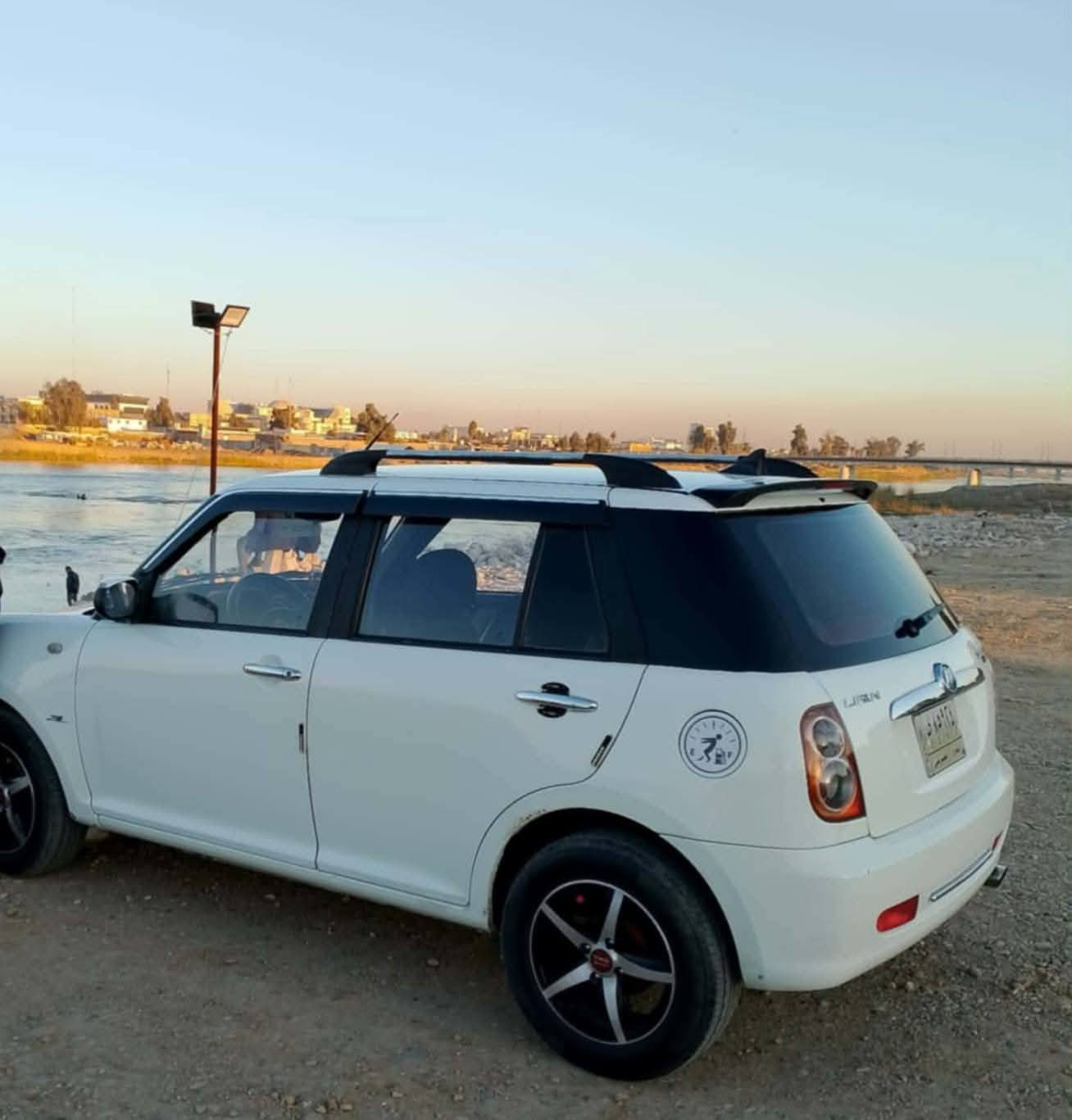 ⚪ للبيع سيارة ليفان 320 
                    2013          
بيها كابون بانزين...جاملغ السائق مصبوغ بدون دواخل... صبغ داير خلفي...طخم تايرات جديد 
باتري جديد... شاشه... تبريد شغال + تدفئه شغاله... سيارة حلوة وبيها نضرة... السعر 50 ورقه وبيها مجال
للاستفسار الاتصال على الرقم
***********
