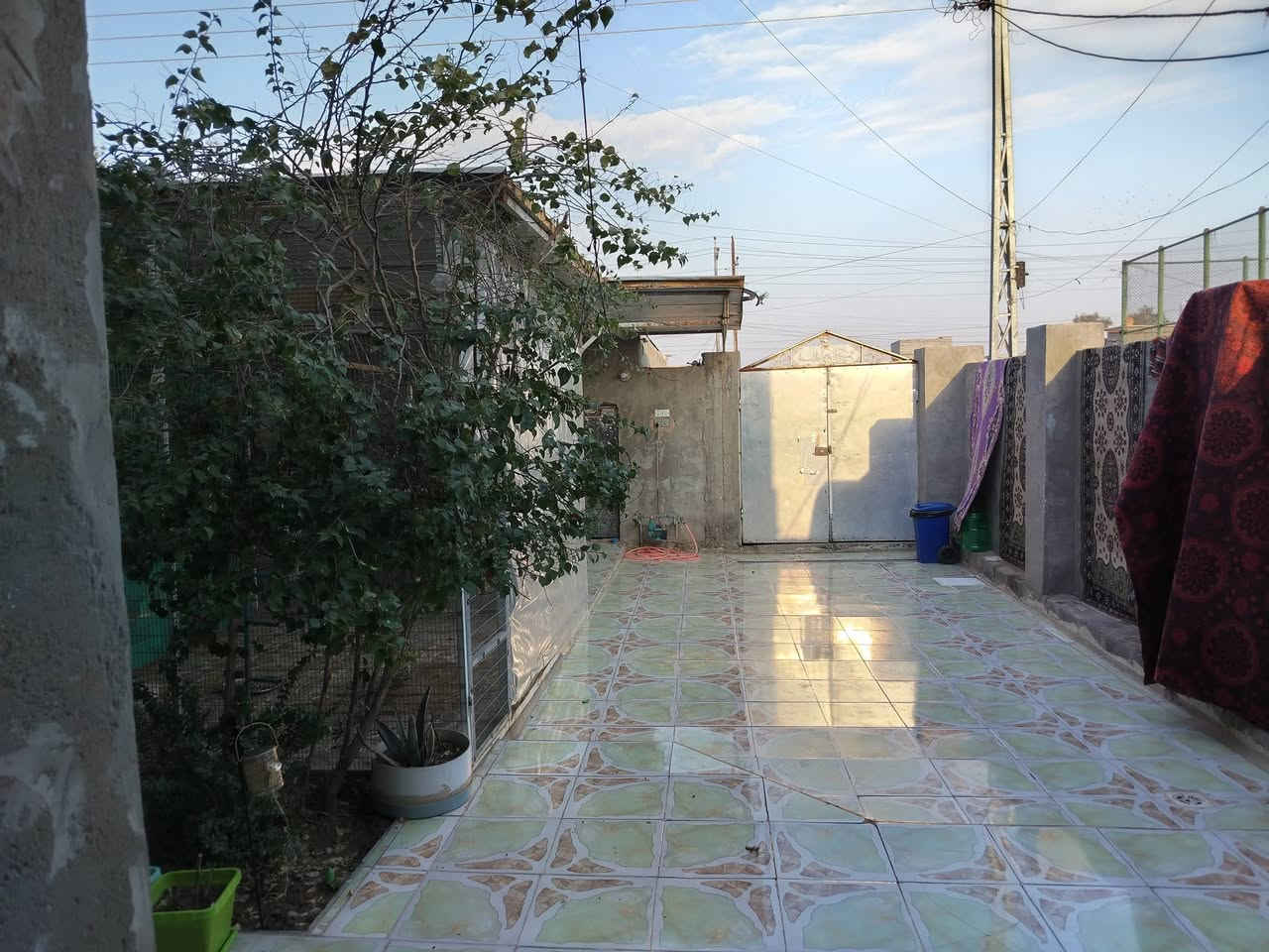 السلام عليكم بيت 200 م للبيع سبع قصور قريب على المستوصف مال الكراج بشارع ابوسبع ركن يم الملعب  بيه غرفتين ومطبخ صالة واستقبال وساحة مال بيت 9متر خدمات متوفرة بيه مكاتبة السعر 55 بيه مجال ***********
