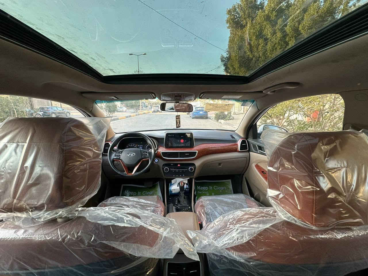 السلام عليكم *********** للبيع هواندي توسان وارد خليجي موديل 2020 السعر (188) مواصفات السياره فول 1/1 بناراما تحكم ستيرن جهتين شاشه كبيرة كامرا خلفيه وحساس خلفي أشاير بلمري مري شفط داخل صاج كشنات جلد لونين+ كهربائي يدات نيكل ترحيب عند القتراب لد امامي تبريد قطعتين مكينه 2000 دوش بصمه تشغيل + ابواب ويل كب سياره مكفوله بيه ربع بنيد وربع باب فقط موضح بلسونار مكينه وكير وحداديه تبريد وتخم تايرات تدفئه بحاله ممتازه جدا جدا رقم بغداد انكليزي باسمي تحويل مباشر مكان سياره في كربلاء
