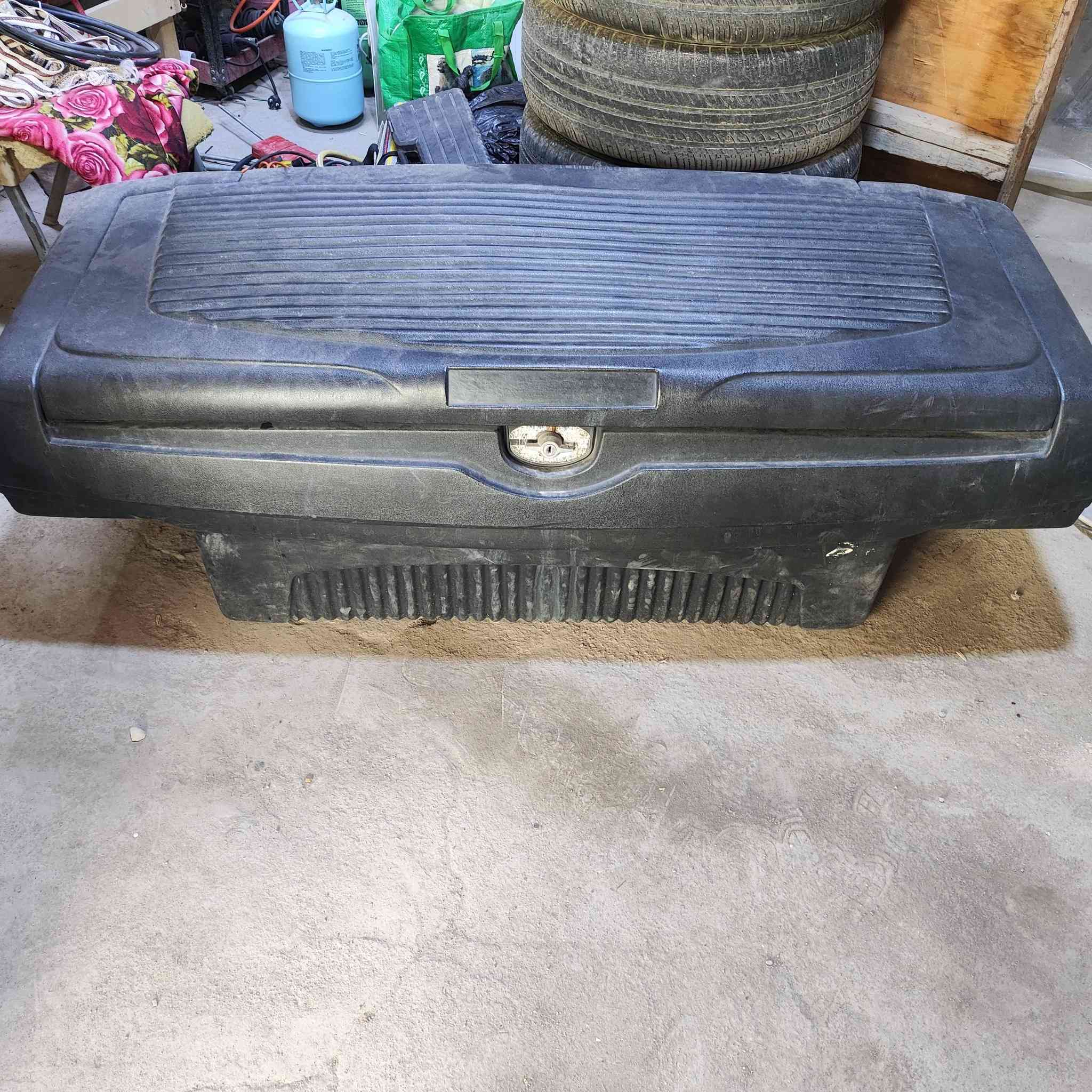 السلام عليكم
صندوق بيك اب كلش نضيف  معزول اي قطرة ماء ما تدخله يجي بالبدي مال البيك اب السعر 300 الف العنوان الزبير 
***********
