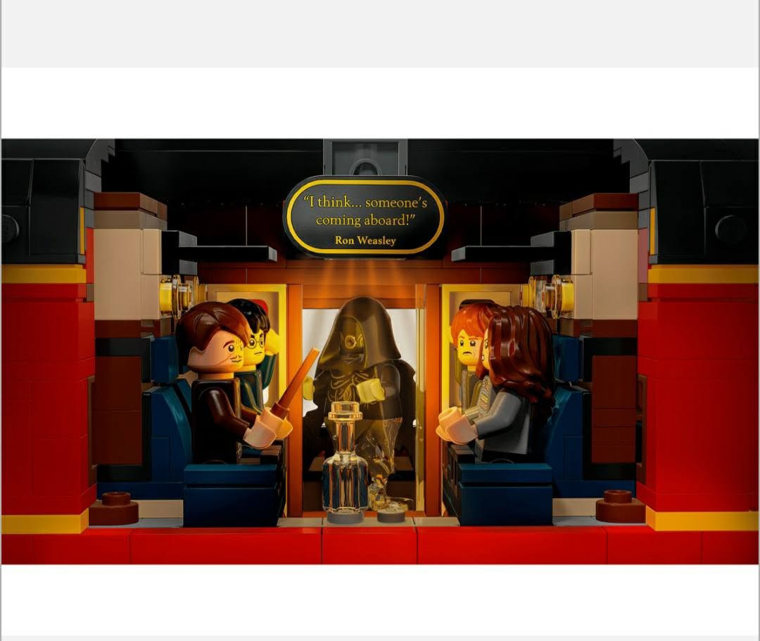 هذه المجموعة التي تظهر في الصورة هي **LEGO Harry Potter Hogwarts Express™ – Collectors' Edition (رقم المجموعة 76405)**، وهي واحدة من أضخم وأفخم مجموعات ليغو المخصصة لهواة التجميع ومحبي سلسلة هاري بوتر.
قطعة ضخمة جدا وثكيلة وكبس ليكو كوبي كارتونة عادية كاملة تفاصيل في الاسفل

 * **اسم المجموعة:** Hogwarts Express™ – Collectors' Edition.

 * **رقم المجموعة:** 76405.

 * **عدد القطع:** 5129 قطعة.

 * **الفئة العمرية:** 18+ (مخصصة للبالغين).

 * **تاريخ الإصدار:** أغسطس 2022.

### 2. المكونات الرئيسية للمجسم

 * **القطار:** نسخة مبنية بمقياس تقريبي 1:32، وتتكون من القاطرة البخارية (Engine)، وعربة الفحم (Coal Tender)، وعربة ركاب (Passenger Carriage) تضم 3 مقصورات.

 * **السكك الحديدية:** تأتي المجموعة مع قاعدة عرض طويلة تحاكي قضبان القطار، بما في ذلك تصميم رصيف 9¾ في محطة كينغز كروس.

 * **الميزات التقنية:** تحتوي القاطرة على ذراع في الأعلى عند تدويره، يجعل القطار يهتز بحركة واقعية تحاكي حركة القطارات البخارية. كما تحتوي عربة الركاب على "طوب إضاءة" (Light Bricks) لإضاءة المشاهد داخل المقصورات.

### 3. المجسمات المصغرة (Minifigures)

تأتي المجموعة مع **20 شخصية مصغرة** متنوعة تغطي لحظات أيقونية من أفلام هاري بوتر:

 * تتضمن الشخصيات الرئيسية (هاري، رون، هيرميون) في مراحل عمرية مختلفة.

 * شخصيات إضافية مثل: ريموس لوبين، جيني ويزلي، دراكو مالفوي، الساحرة المسؤولة عن عربة الطعام (Trolley Witch)، ومحاسب القطار.

 * تتضمن أيضاً شخصية "ديمنتور" (Dementor).

 * شخصيات من مشهد النهاية (Epilogue) مثل هاري وجيني مع أطفالهم (ليلي، جيمس، ألبوس).

### 4. مشاهد الفيلم

تم تصميم المقصورات الثلاث في عربة الركاب لتجسد أربعة مشاهد كلاسيكية من أفلام هاري بوتر:

 1. لقاء هاري ورون وهيرميون لأول مرة في الفيلم الأول.

 2. مشهد إنقاذ البروفيسور لوبين لهاري من الديمينتور في الفيلم الثالث.

 3. مشهد لونا لوفجود وهي تنقذ هاري من تعويذة دراكو في الفيلم السادس.

 4. مشهد على رصيف 9¾ حيث يودع هاري وجيني أطفالهم.

### 5. أبعاد النموذج

 * **الطول:** حوالي 118 سم.

 * **الارتفاع:** حوالي 26 سم.

 * **العرض:** حوالي 20 سم.

تعتبر هذه المجموعة قطعة عرض مذهلة وتحدياً ممتعاً في البناء، حيث تأتي مع 4 كتيبات تعليمات منفصلة مما يسمح لأربعة أشخاص بالمشاركة في عملية البناء في وقت واحد.

هذه المجموعة التي تظهر في الصورة هي **LEGO Harry Potter Hogwarts Express™ – Collectors' Edition (رقم المجموعة 76405)**، وهي واحدة من أضخم وأفخم مجموعات ليغو المخصصة لهواة التجميع ومحبي سلسلة هاري بوتر.


**إذا كنت صاحب هذا الإعلان وتريد حذفه لأي سبب، رجاءا أرسل رسالة إلى الدعم الفني**