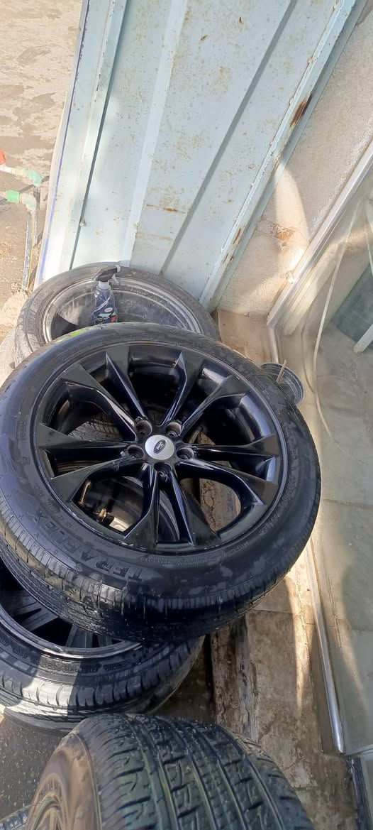 للبيع او مراوس
حجم235/55/19. ويل وتاير فورد. نضيفات كلش مكاني طويريج مراوس يرهم. مكاني كربلاء طويريج 
***********
