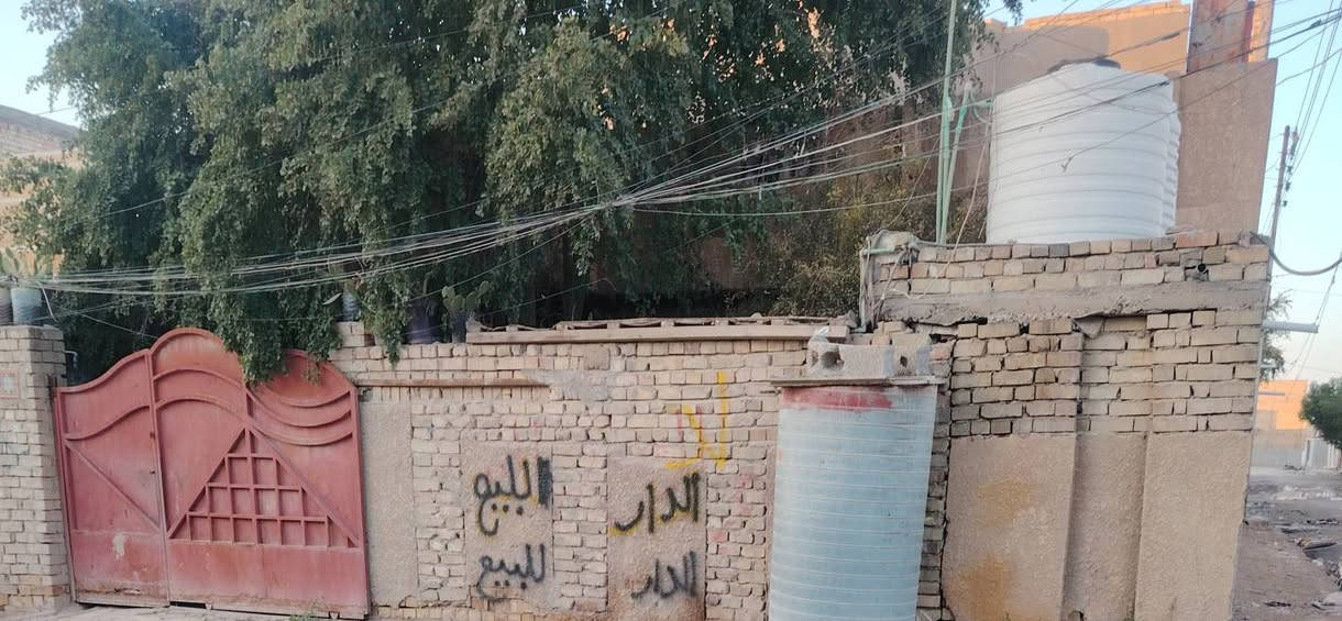 الدار للبيع مساحة 200متر بشارع الشمري قاط ونص ركن علئ شارعين لبيت علئ شارع تبليط يحتوي علئ غرفتين وصالة واستقبال ومطبخ وحديقة وكراج سياره القاط الثاني غرفتين البيت كلة كاشي
ثالث خط عن شارع العام قريب علئ سوق الشمري قريب علية مدرسة ها.. ***********
