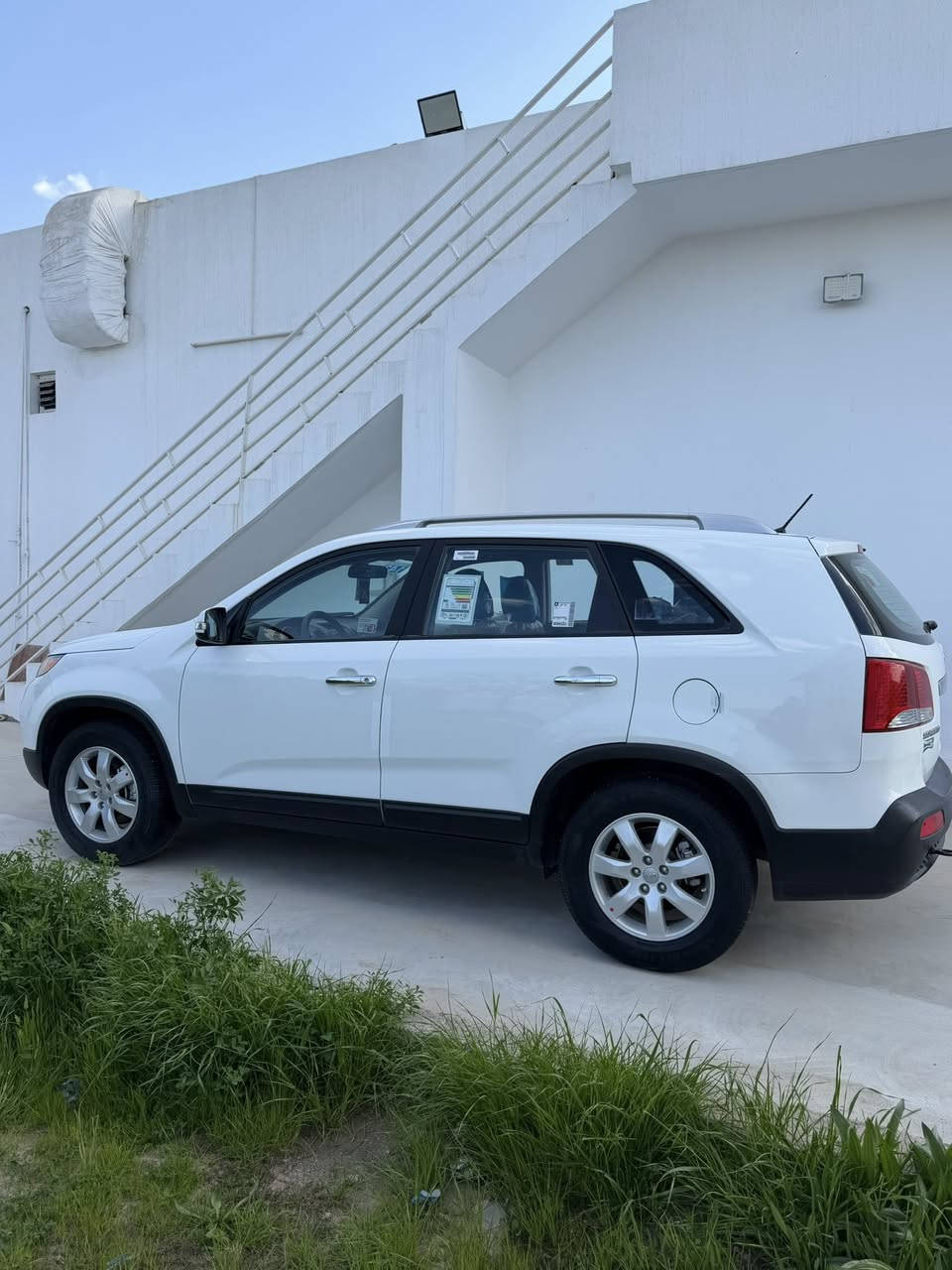 سلام عليكم كيا سورينتو موديل 2013 
مواصفات نص فول داخل اصفر ثلالث مقاعد استيرن فوليوم تبريد مركزي ثلاث قطع مرايات شفط 
سنوية هز رقم ژينكة كلها جديد 
صدر امامي خلفي جديد 
اربع طايرات جديد. 
سيارا جاهز وحلو بدون اي نقص 
كير محرك ما مفتوح 
سيارا مكفوله بدون صبخ بدون تعديل 
مكانه كركوك 
سعر153$ بيها مجال
***********
