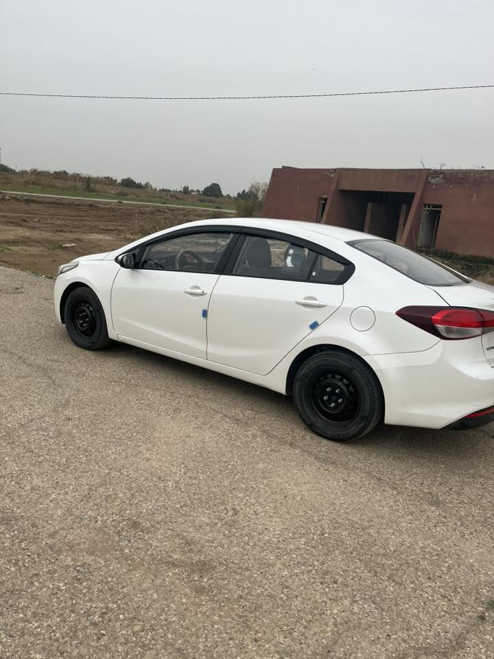 سلام عليكم ورحمة الله وبركاته
كيا سيراتو  موديل 2017  خليجي.
شاشه اندرويد تاب .
حجم مكينه 1600 .
مكينه وكير مكفولات مامفتوحات بشرط جرس عند 120 كيلو متر .
السيارة ماشية 166 الف كيلو متر قابل للزيادة
تبريد وحداديه مكفول .
بيها صبغ ربع الجاملغ الايمن وبارد اقل الشبر بباب  الجنطه وبعض الملاحظات البسيطة كما موضح بالصور.  
سياره حلوه ونضيفه رقم اربيل.
سنوية منتهية وعليها غرامة 185 الف .
مكان السياره واسط - قضاء العزيزية .
السعر / 130 ورقة وبيها مجال اتصل وتدلل.
رقم هاتف/  ***********
