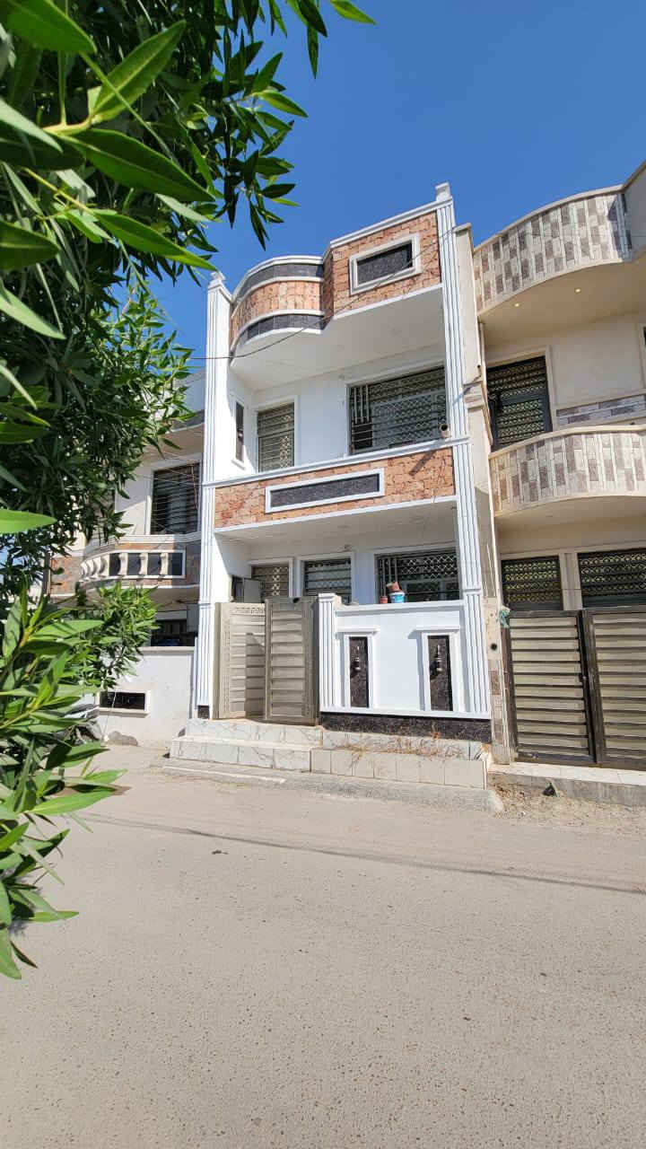 ‏السلام عليكم ورحمة الله وبركاته للبيع بيت طابقين 🏡 طابو زراعي سند 25 
‏مساحة 100م 
‏واجه5 نزال 20 
‏يحتوي البيت على الطابق الارضي : كراج 🔴 استقبال 🔴 حولي مطبخ 🔴 غرفة 🔴 خدمات صحية 🛀🔴ترك 
‏طابق الثاني:  غرفة 🔴 حولي 🔴خدمات صحية 🛀🔴 سطح + طابق ثالث سطح 
‏البيت بناء حديث جديد عالي عن الشارع كامل ما بي اي نقص 
‏عنوان البيت:  بغداد نهاية الشرطة الخامسة الدوانم قريب على شارع العام قريب عن السوك قرب جامع الملك القدوس عرض شارع 10م 
‏السعر: 90 مليون وبي مجال 
‏رقم الهاتف واتساب ☎️:  ***********
