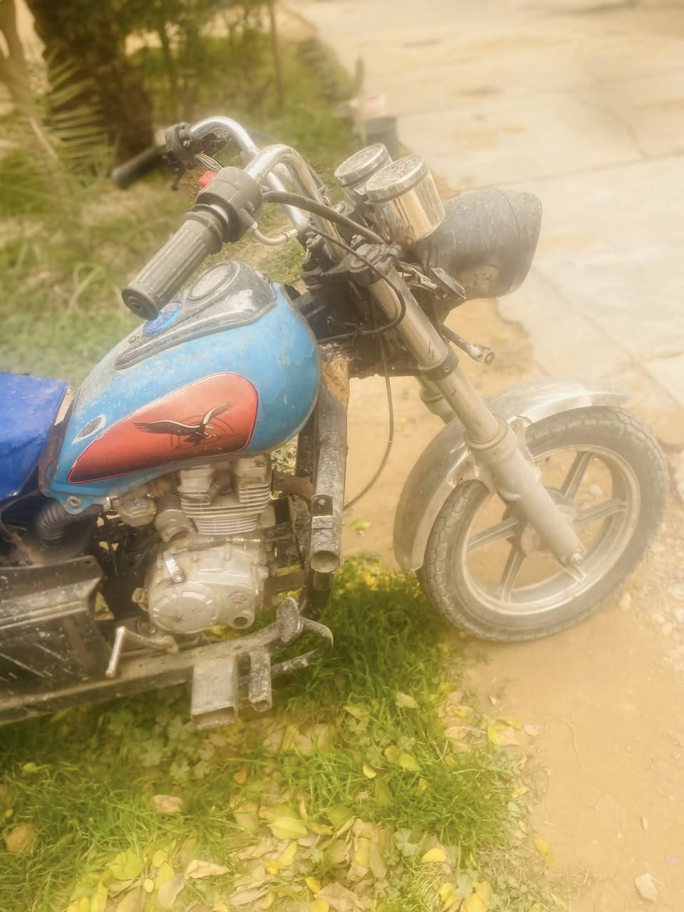 السلام عليكم
ستوتة ام طير موديل ٢٣اوراق كاملة
تايرات جدد كهربايات كلهة شغالة بس نقص باب 
بيهة لحيم بل چتوف السعر ٧٥٠وبيهة مجال
***********
