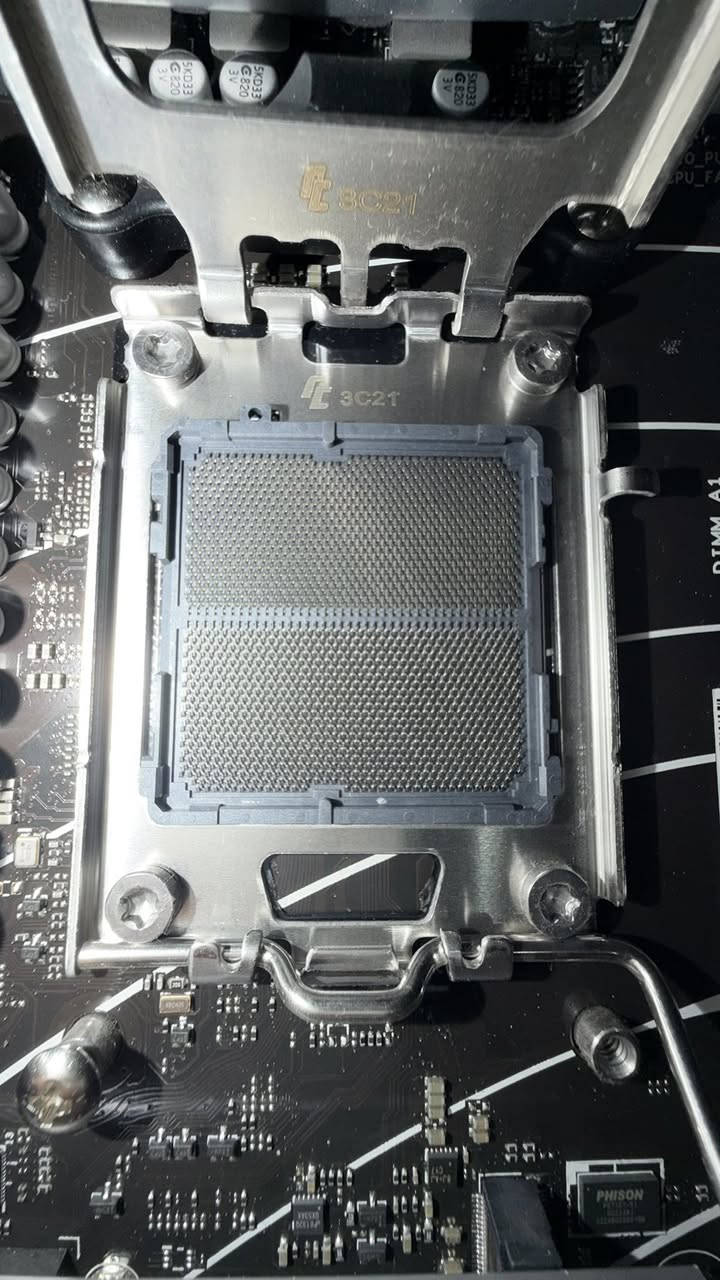 لوحة أم من شركة ASUS
الموديل: PRIME B650-PLUS
تدعم معالجات AMD Ryzen جيل 7000 / 8000 / 9000 (مقبس AM5)

المواصفات:
 • شريحة B650
 • تدعم DDR5
 • منفذ M.2 NVMe PCIe 5.0
 • منفذ PCIe 4.0 لكرت الشاشة
 • دعم Aura Sync RGB
 • مخارج HDMI
 • مناسبة للألعاب والعمل
 
مع الكارتون والملحقات 

السعر 180.000
العنوان : بصرة / معقل 
للتواصل / ***********
