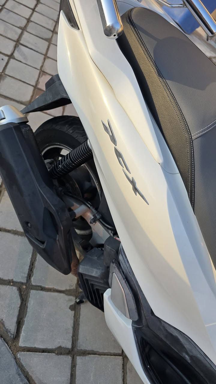 ‏السلام عليكم PCX جيل رابع 🇯🇵 ياباني
‏​⚙️ المحرك: 125CC
‏​🎨 اللون: ابيض صدفي مميز ❄️.  
‏ماشية 11الف 
‏مواصفات
‏ABS مانع انزلاق ✅
‏حساس ازدحام ✅
‏حساس استان ✅
‏الدراجة ورقة المزاد مالتهة وصور اليابان وتقريرهة  مالتهة موجود    
‏🛠️ الدراجة: مكفولة    
‏​​📍 الـمـكـان: بـغـداد :الشعب 
‏📱 لـلـتـواصـل والإسـتـفـسـار: (‪***********‬) 
‏
