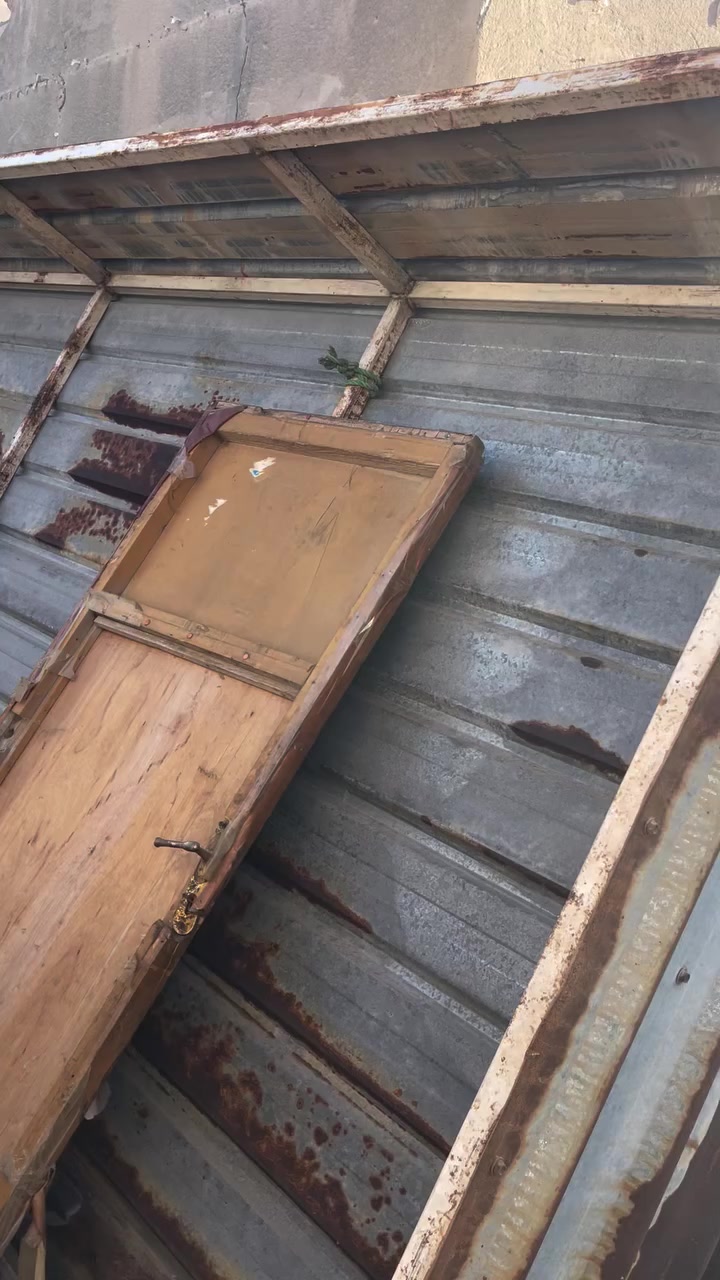 سقيفه الطول ٣ متر ونص العرض ٢ متر ونص للبيع  المكان سوق الشيوخ  السعر ١٢٥ الف. وبيها مجال بسيط للاستفسار ***********
