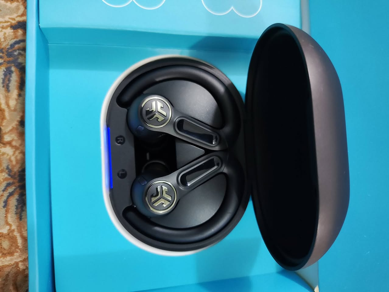 ايربود من شركة جيلاب الامريكية قطعة ولا غلطة شتريد موجود بي صوت وعزل يخبل تصميم رياضي يعني انسا يوكع من اذنك بطارية 14 ساعه اذا تفول ايربود مية حساس اذا تنزع ايربود من اذنك يتوقف تشغيل ترجع يشتغل شحن لاسلكي وشحن تايب سي وشحن عن طريق كيبل مدمج تايب سي طريقتين للمس نقر وسحب كدامكم سعره بلموقع شكد غالي وقطعة تسوى سعر يمي 35 بس توصيل متوفر كل العراق


**إذا كنت صاحب هذا الإعلان وتريد حذفه لأي سبب، رجاءا أرسل رسالة إلى الدعم الفني**