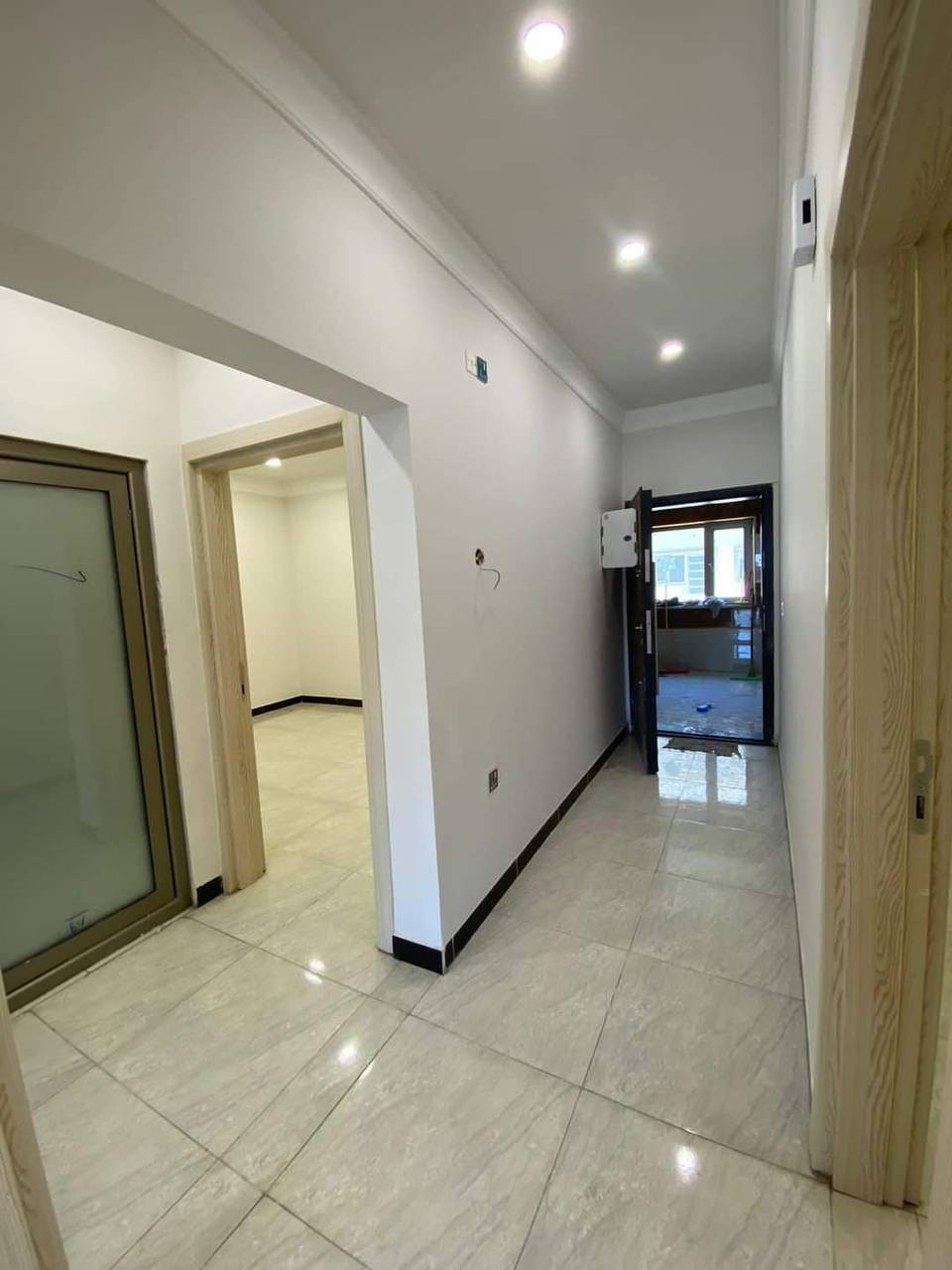 شقه للأيجار في مجمع ابراج حيفا السكني  في قلب بغداد
المساحه 125م الطابق 11 متكونه من :-
صاله 
غرف نوم عدد 2
حمام
مطبخ
بالكونات عدد 2
الشقه مطله على نهر دجله ومزوده بكاونترات متكاملة للمطبخ وحمام متكامل وسبالت تدفئة وتبريد عدد 3 مع سخان ماء
يوجد ايضا:
ثلاجة 
غسالة 
طباخ و ساحبة
راوتر و باور بنك 
تلفزيون 
قنينة غاز مع المنظم 
كامرا مراقبة 

اما المجمع ف يوجد فيه مصاعد عدد 3 وكهرباء 24 ساعه مع كراج خاص وسكيورتي وعمال نظافه ومكب نفايات

للأستفسار  
***********
