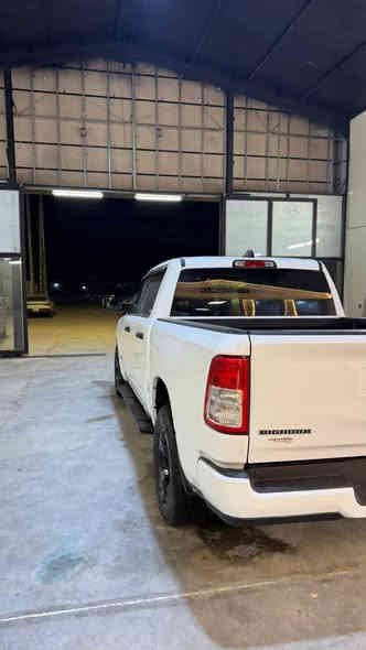 السلام عليكم دوج رام بك هورن 2024 ماشيه 13m  بدي قصير باب طويلV6 مواصفات عاديه بصمه تحكمات كامره شاشه زغيره بيه قماره صبغ وجاملغ ايسر تبديل وربع البنيد صبغ 220 $  اخوان الي يكول حادث قوي كولشي بسعره طبعا 
***********
