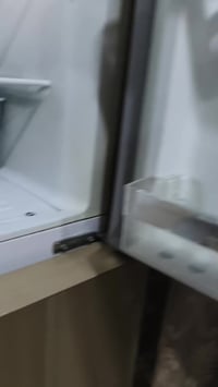 ثلاجة نوع هيتاشي اصلي نوع ثقيل حجم كبير  الثلاجة كاملة اي نقص ما بيهة ...