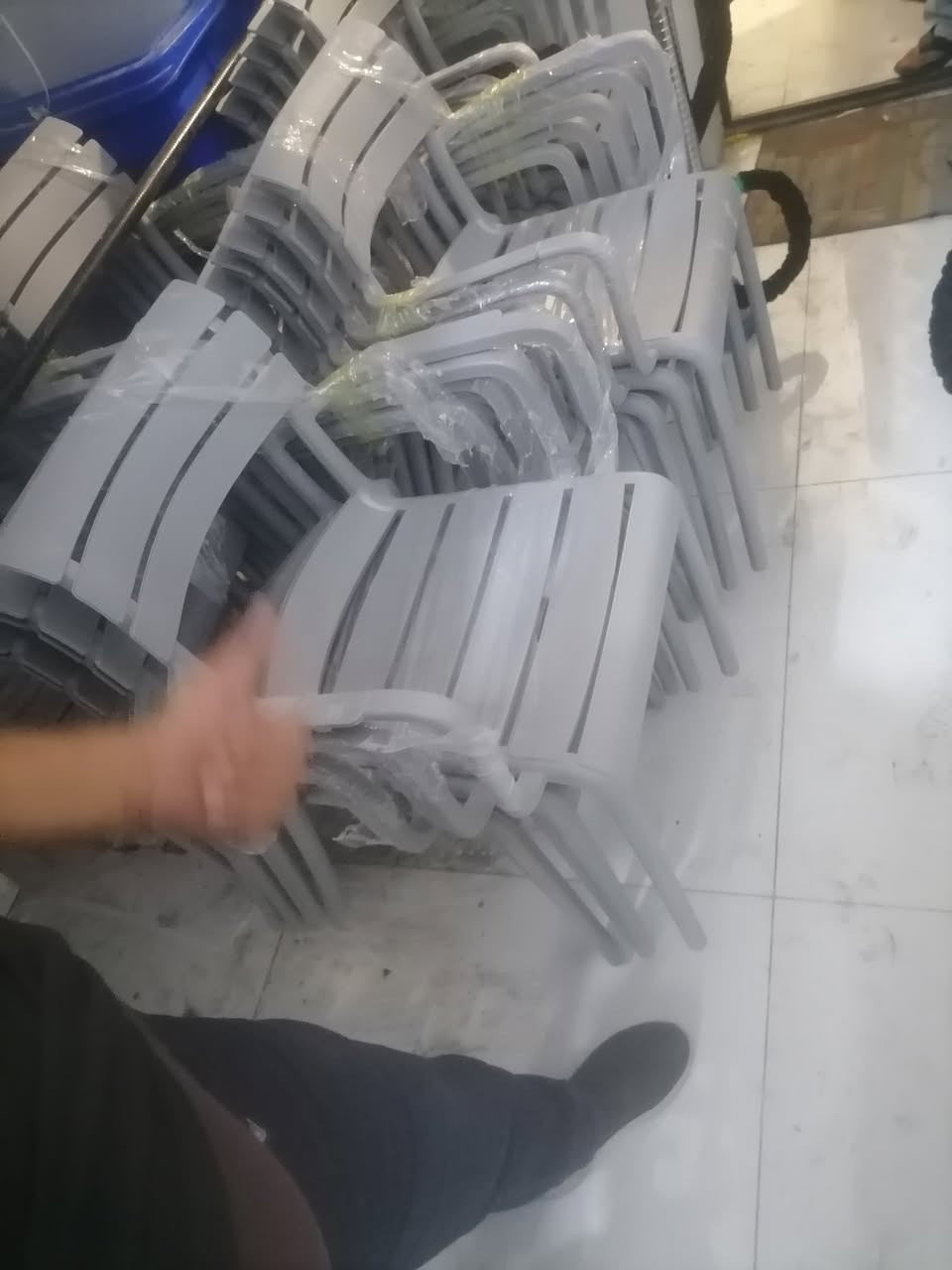 كراسي عدد ٥٠ للبيع ٢٥ جدد و ٢٥ مستخدم اقل الشهر 
العنون الشعب شارع بلقيس رقم  ***********

