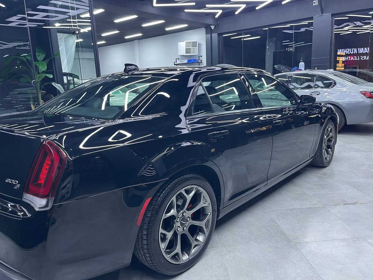 للبيع كرايسلر اوباما 
(S300) فولل مواصفات وارد كندي فقط ربع صبغ بجاملغ الخلفي
2018 أصل ماشيه 115رقم اربيل الدولي الجديد شرط التحويل 
‏V6/3600
السيارة مكفولة من كلشي
جاهزه من كل نقص :
حداديه تخم تاير تدفئه تبريد كله جاهز
المواصفات/
كير ماوس 8 نمر

تشغيل عن بعد
كشنات تدفئه
كشنات كهرباء جلد اسود
لايت زينون عدسه
شاشه كبيره تدعم كاربلي
بصمه تشغيل وأبواب
خزن ميموري
كامرا خلفيه
ستيرن كهرباء
تبريد قطعتين
تحكم ستيرن جهتين مع مثبت سرعه
مري كهرباء
بردات
ويل كروم
باقي المواصفات معروفه
السياره جاهزه ومال جناي
مكانها اربيل
سعرها 245ورقة 
*********** أربيل, العراق
