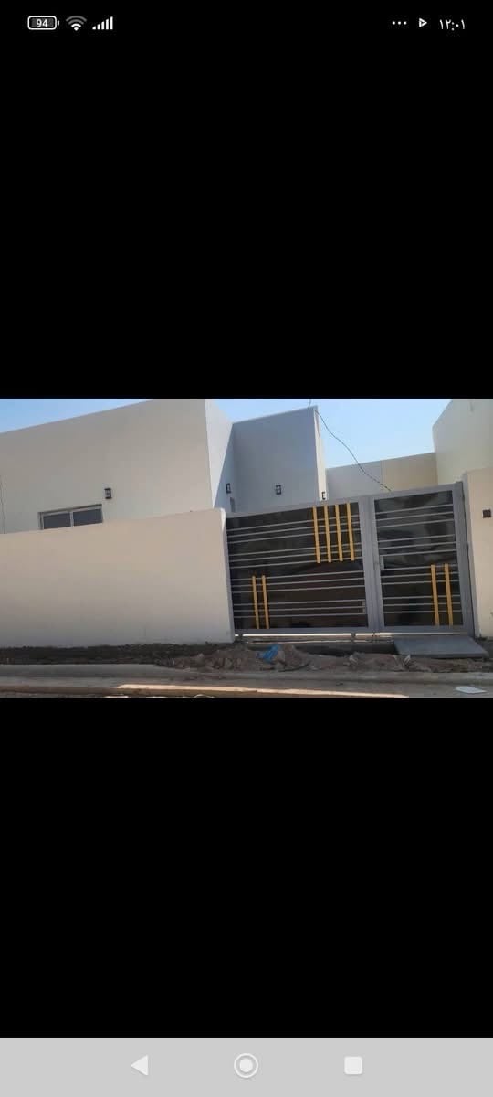 دار للبيع في مجمع الزهور في الكوفة (فلكة الملح) مساحة ١٦٠ متر مرحلة اولى جاهز للسكن، السعر من الشركة ١١٥ مليون، واصل ٢٦،٤٠٠ مليون، والمتبقي على المصرف العقاري، تطلوعه ١٢ مليون، قفل سعر نهائي

علماً أن رسوم المداور من الشركة على المشتري
للتواصل الاتصال على الرقم ***********
هل عندك تفاصيل عن حالة البيت الداخلي، مثل الصيانة أو أي مشاكل موجودة؟: 
جديد
كم عدد الطوابق في البيت اللي تعرضه للبيع؟: 
طابق ارضي وبيتونه
هل الموقع قريب من المواصلات العامة أو الأسواق؟: 
نعم
كم عدد غرف النوم والحمامات المتوفرة في البيت؟: 
٢
هل فيه إمكانية للتفاوض على السعر؟: 
كلا