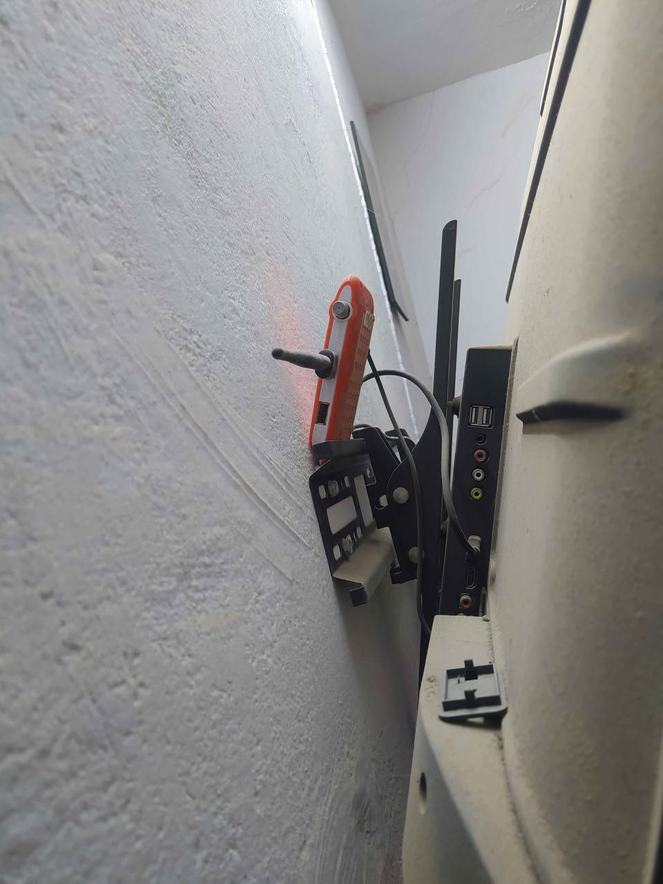 شاشة حجم 43 ذكية بيها جميع البرامج سينمانا ويوتيوب وجميع الالعاب الرياضية + جهاز ستلايت ابو الانترنت نوع ليون كامله مع الريمونت بالكارتون ....للتواصل *********** هاشمية, بابل
