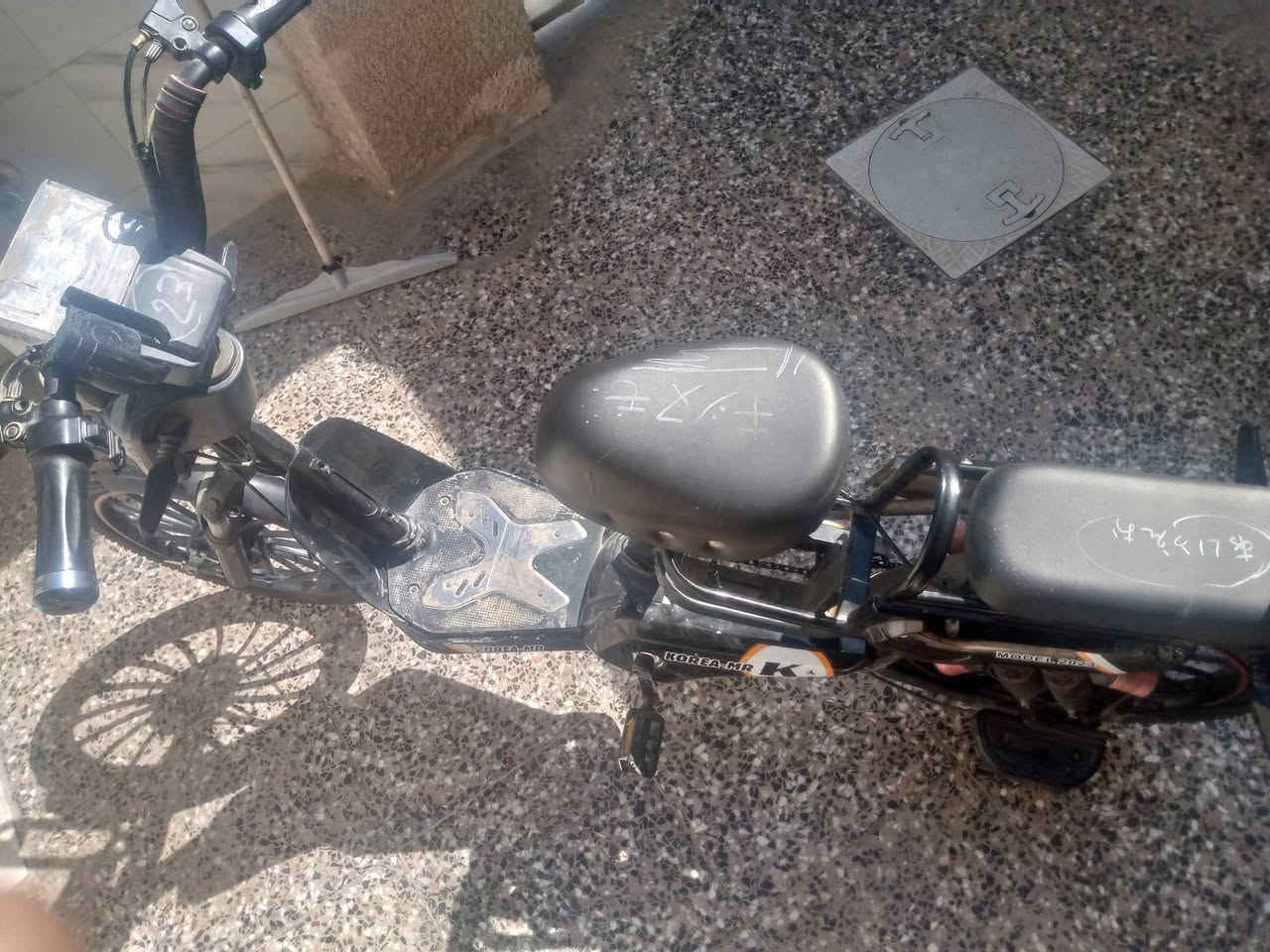 السلام عليكم دراجة شحن. موديل2023 للبيع اخت الجديدة شخط واحد مابيهة الله شاهد نقصهة بس باتري واحد أتريد اصلحة 15الف أو أتريد اتبدلة 45الف السعر 300وبيهة مجال المكان بغداد بوب الشام رقم الهاتف ***********
