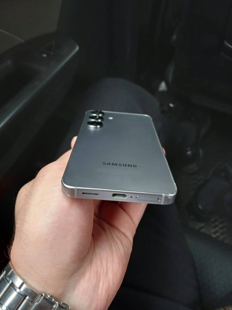 السلام عليكم
سامسونج s25 العادي 
اللون سلفر 
ذاكرة 256
ثلاث كامرات الاساسيه 50 بيكا بكسل 
والاماميه 12 ميكا بكسل 
كارتون و ضمان عين الفهد 
بغداد 
السعر 600 الف 
للعلم والامانه الجهاز بي بعض الخدوش البسيطه 
*********** واتساب 
***********
