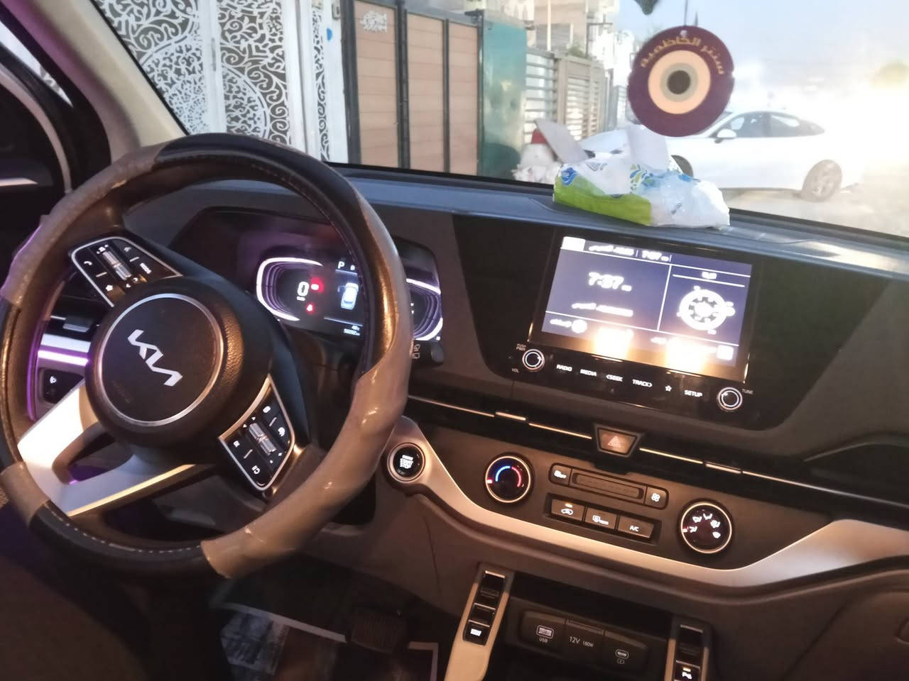 السلام عليكم
كارينز مديل 23 خليجي 
7 راكب 
بصمة تشغيل عن بعد 
مكينه وكير وتبريد كله مكفولة 
شرط بل عادي ما ادك داونز 
حداديه ممتازة
بيها طخه بل باب الخلفي بسيطة وبعده ما مصلح 
ماشية 56 الف
مكاني البلديات 
السعر 145 
واذا اكو مراوس  
الاتصال ***********
