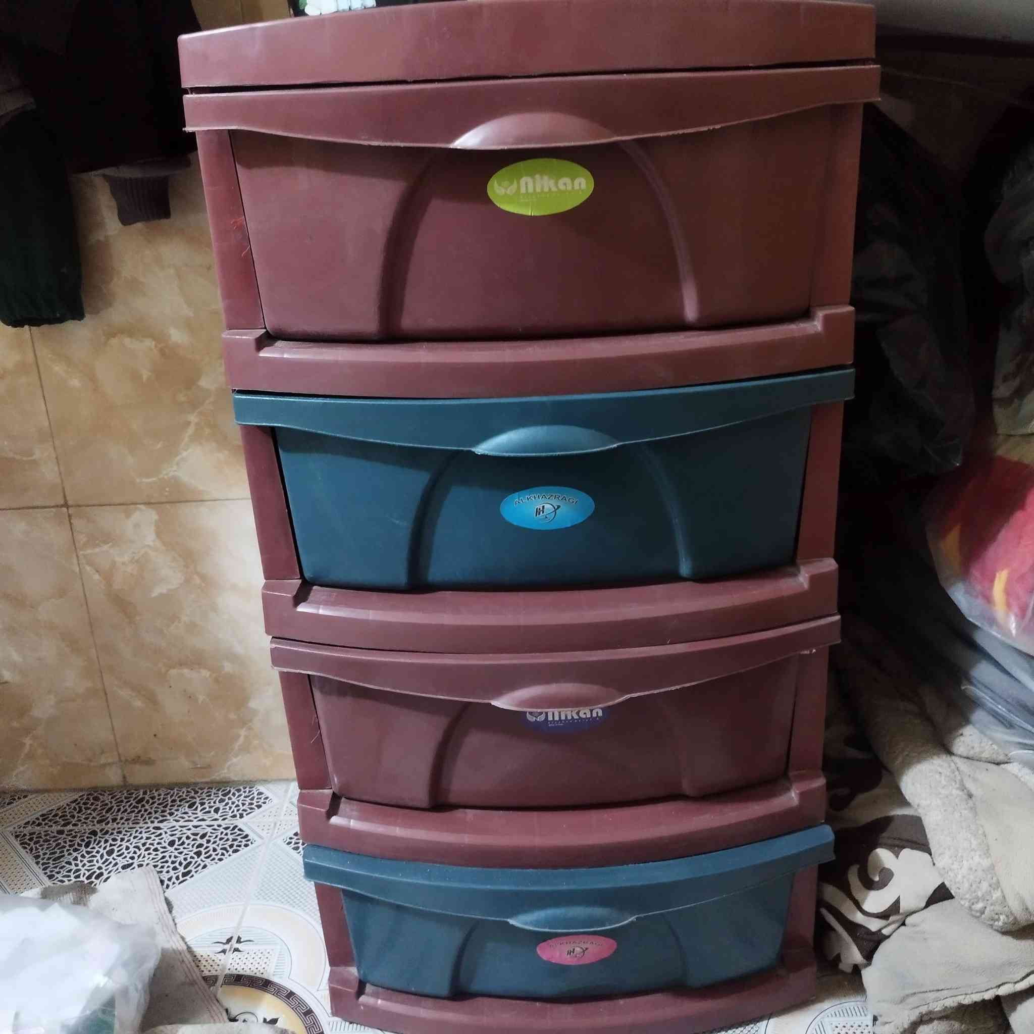 طقم طاولة وكرسي، شبه جدد، بحالة ممتازة لاستعمال قليل جداً، فرصة للتوفير.
 للليزري طباخ ليزري سريع وعملي، استعمال قليل، بحالة ممتازة وأداء قوي
" للمروحة  مروحة بحالة ممتازة، هواء قوي ومنعش، مثالية للصيف، 
." للثلاجة: "ثلاجة بابين، بحالة جيدة جداً، تبريد ممتاز للفريزر، عملية
 للمبردة: "مبردة هواء ممتازة، تبريد سريع، اقتصادية، بحالة جيدة مستعدة للشغل
للخزانة "خزانة سحابات بحالة ممتازة، عملية جداً لتنظيم الملابس
بسعر مغري
للتواصل على رقم الهاتف 👇🏻👇🏻👇🏻
{***********}
