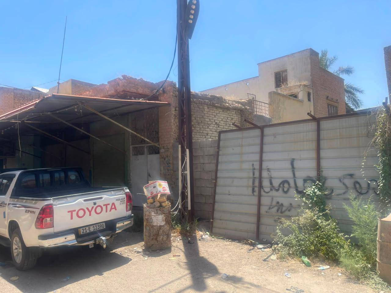 دار سكنية للبيع
فرصة مميزة للاستثمار أو السكن.

📍 مواصفات العقار

* المساحة: 300 متر مربع
* البناء: طابقان
* عمر البناء: من سبعينيات 
* الواجهة: 12 متر
* العمق (النزال): 25 متر
* الدار جاهزة للسكن وبحالة جيدة
* العقار مؤجر حاليًا بإيجار شهري 250 ألف
* يحتوي على 4 محلات تجارية
* أحد المحلات مؤجر حاليًا
* ⁠✅ مناسب للسكن أو للاستثمار 
العنوان الغربيه شارع باب الحاره
📞 للاستفسار والمعاينة يرجى التواصل على:
رقم الهاتف ***********
 سعر (150) مليون وقابل للتفاوض
