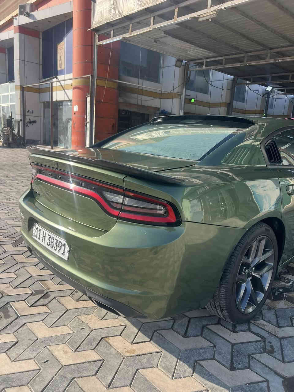 السلام عليكم
جارجر sxt2020 اصل بسمي رقم بغداد 
فول موصفوات واحد ع واحد 
داخله تقرير تعمل وتسير 
وهنا بالعراق باب خلف السايق نضرب ضربه خفيفه ونصبغ يعني لا دوسه ولا اي شي ضرر بيها والباقي كفاله عامه 
ماشيه 50 الف
سعرها 240$ وبيها مجال قليل 
السيارة ايدي بيها وماناقصها اي شي
مكاني الناصرية مركز 
***********
