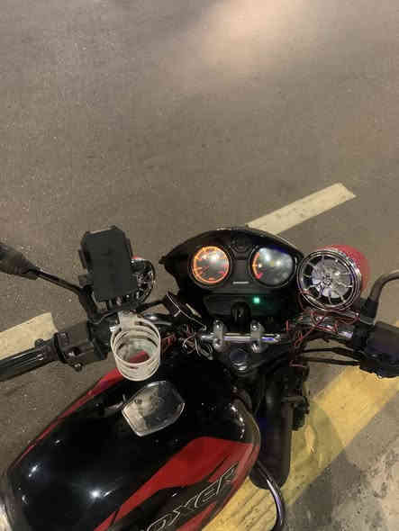 السلام عليكم 
دراجه بوكسر موديل 22 
اوراق استنساخ
الدراجه تخبل كشر مكينه نضيف 
اي نقص مابيها تأخذها بوجهك تروح تشتغل 
الدراجه صارلها سنتين عندي بس بانزين ودهن 
خير من الله السعر مليون وبيها مجال 
***********
