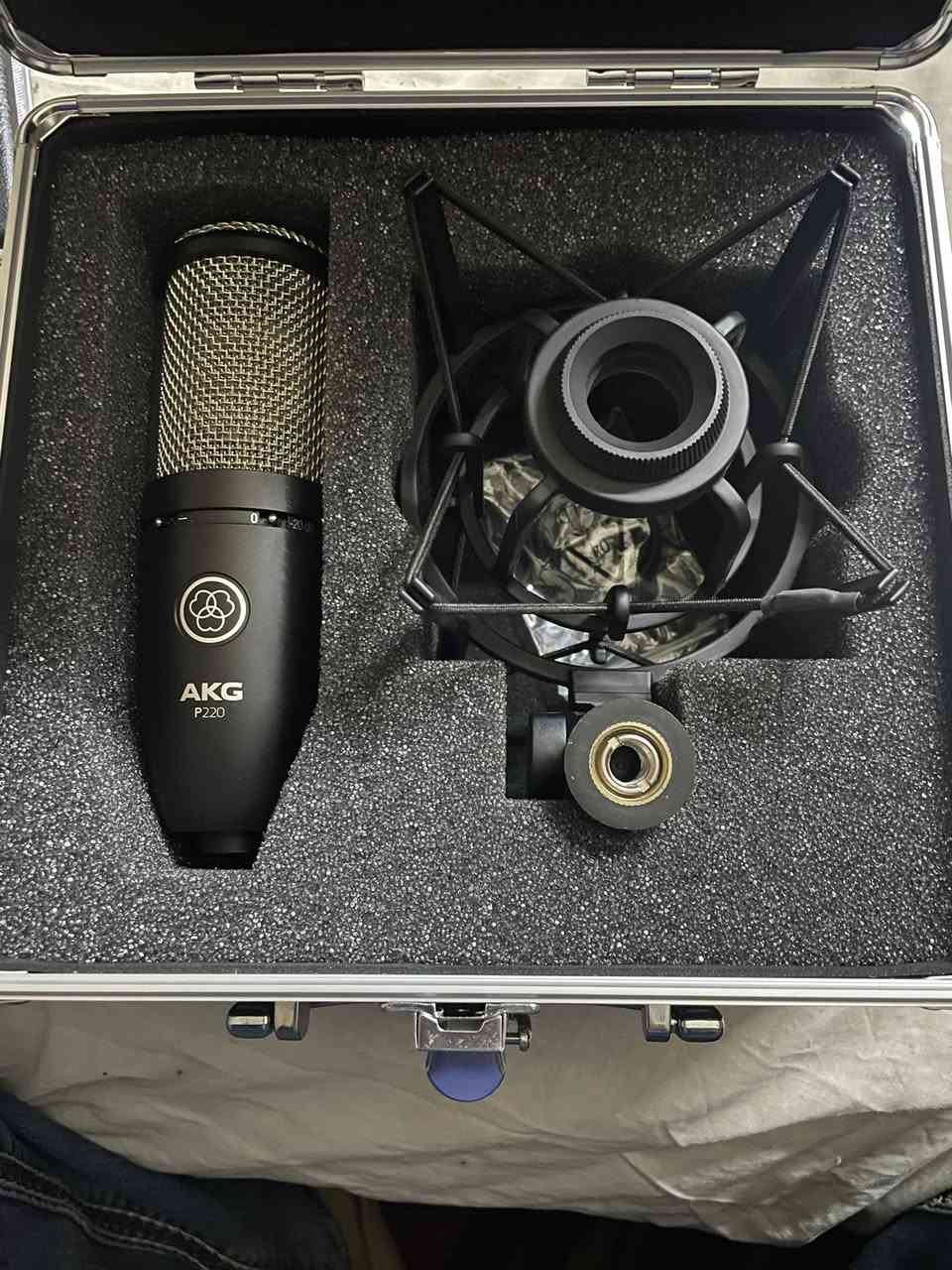 Mic condenser & monitor اقرأ الاعلان فيه كل التفاصيل
Mic condenser AKG P220 استعمال 3 شهور معاه كل محتوياته 

Monitor KRK7 classic G3 استعمال 3 شهور معاها كل محتوياتها

المونيتور سعرها 17000

المايك سعره 10500

ياريت اللي يكلمني يكون جاد و داخل بنيه الشراء مش ان هو يسال و خلاص 

الحاجه جديده استعمال محترم و حالتها ممتازه


**إذا كنت صاحب هذا الإعلان وتريد حذفه لأي سبب، رجاءا أرسل رسالة إلى الدعم الفني**