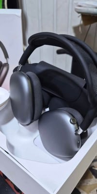 ايربود ماكس للبيع الجيل الاول النظافة 100/100 استعمال جداً قليل سعرهاا...