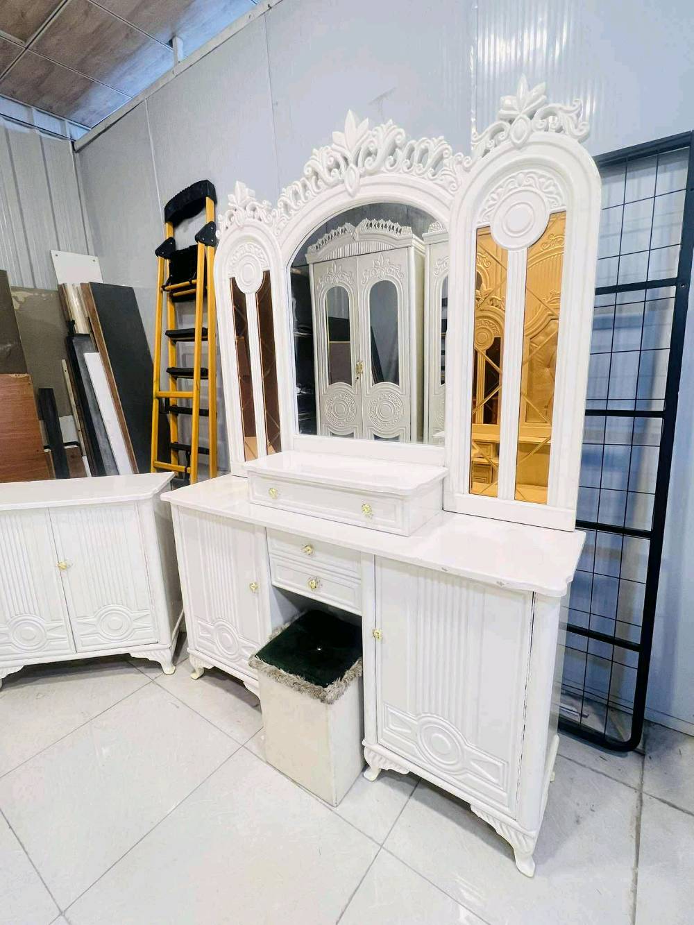 غرفة. عراقي. صاج تصميم. تركي.  شغل ثقيل. كوالتي  عالي. نضام ابواب   مليون و200 بس واصل. كول. مناطق بغداد