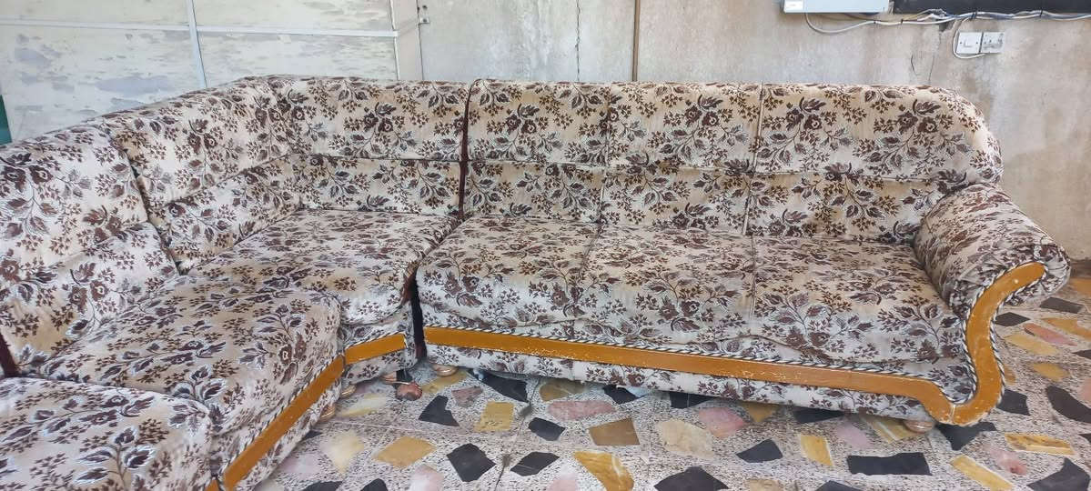 ديوان للبيع مستعمل نظيف سفايف بدون خشب السعر ١٠٠  الف
للتواصل *********** 
موصل حي البلديات
