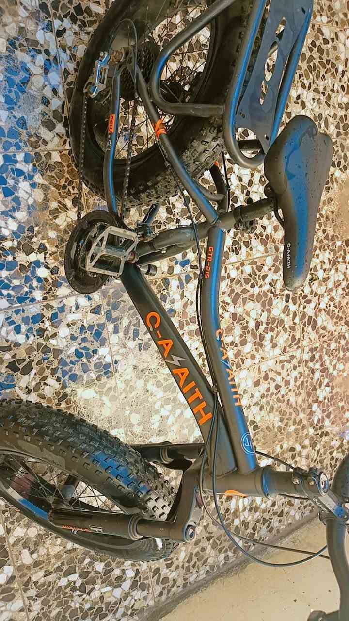 � للبيع دراجة فات بايم Fat Bike بإطارات عريضة، والموديل هو GTR-215 من ماركة C-A AITH.

دراجه قياس ٢٠ إنج، تايرات عريضة جداً (Fat Tire) مناسبة للطرق الوعرة والرملية والشوارع، بحالة جيدة جداً.

✅ 21 سرعة
✅ فرامل دسك أمامية وخلفية
✅ مساعد أمامي
✅ تايرات عريضة وثابتة

💰 السعر: 180.000دينار عراقي
علمآ الجديد ٣٥٠ الف
للاستفسار أو المعاينة راسلني على الخاص.
والله يبارك للمشتري. 🚴‍♂
وات ساب ***********
           ***********
@إشارة
