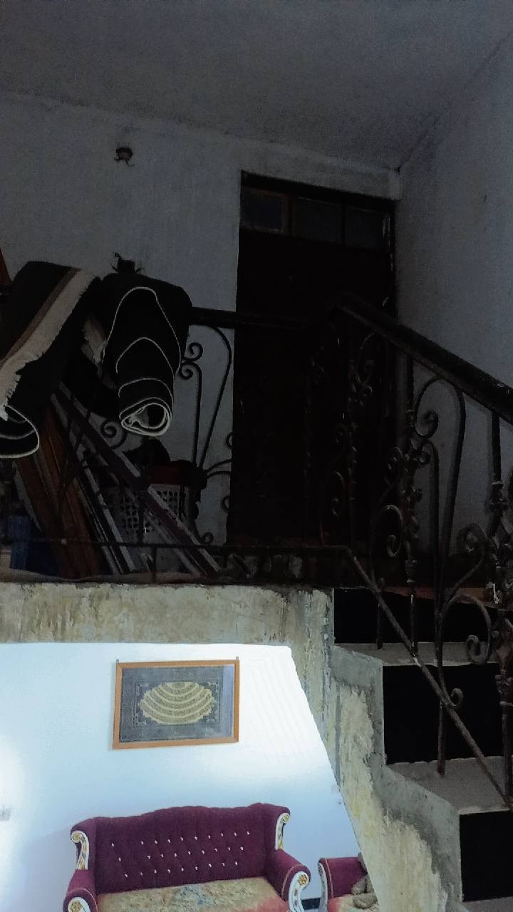 السلام عليكم
بيت للبيع المساحة ١٤٠  متر الطابق الأرضي يحتوي على غرفة نوم + استقبال+حمام داخلي+مطبخ + الطابق الثاني غرفتين متصلات بناء طابوق العنوان حي الحكيم نزلة عميد جادر يبعد عن الشارع العام ١٥٠ متر يمه 4مدارس ابتدائية ومتوسطة قرب البيت 100 متر بي معاملة بلبلديه السعر 42 وبي مجال اتصل *********** ملاحظة فقط الغرفتين الفوك بلوك والسقف سندويج
