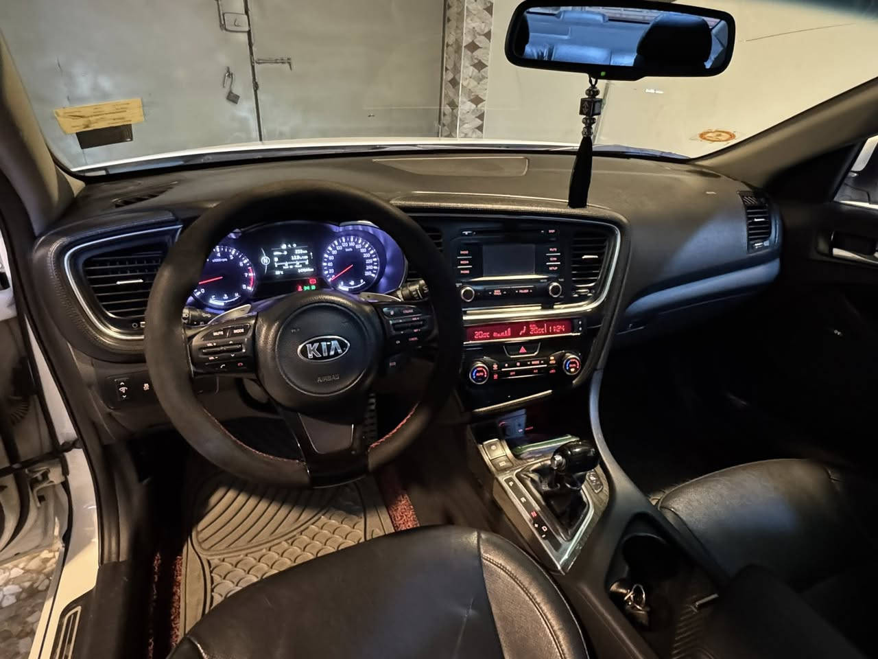 السلام عليكم ورحمة الله وبركاته 
اللهم صل على محمد وال محمد 
كيا أوبتما خليجي(VIP)للبيع 
🔶موديل2015
🔶ماشية(150) الف حقيقي قابل للزيادة 
🔶بصمة قفل وفتح وتشغيل
🔶كشن جلد تحكم كهرباء
🔶كشن السائق +الراكب تدفئة وتبريد 
🔶كشن السائق خزن وضعيات القيادة 
🔶تبريد بيانو قطعتين 
🔶فول تحكم ستيرن 
🔶سقف بنروما 
🔶نظام تقليل صرف الوقود(eco)
🔶نظام صوتي انفنتي 8 سماعات
🔶لايت زنون عالي ناصي +عدسة متحركة 
🔶انارة جانبية مع فرة الاستيرن 
🔶انارة ترحيب
🔶زراك لايت 
🔶محرك 2400 دوش مكفول
🔶كير 6 نمر مكفول
🔶تبريد ثلج
🔶تخم تاير 
🔶صدر 70‎%‎
🔶باتري+ قاعدة فيت بم جديدة  
🔶رقم بغداد  بأسمي مشروع وطني  
🔴السيارة مكفولة كفالة عامة على وضع الشركة عدى شبر بارد فقط 
🔴السعر 167 وبيهة مجال للطيبين 
🔴بغداد البياع /***********
