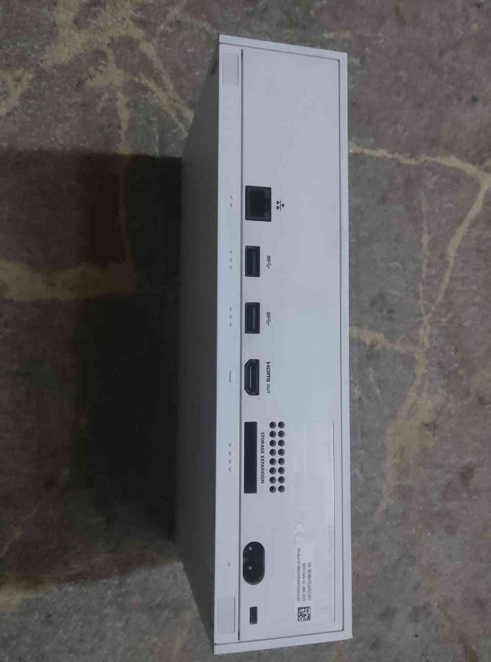 اكس بوكس سيريس اس نسخة 1تيرا سعر 500الف تجي وياه يده اضافية وبطارية وجميع وارياته الباور والHDMI او مرواس وي بلي فايف واطي فرق 50 الف  يجي بدون كارتونة هاذ رقمي واتس *********** مكاني البصرة كرمة علي
