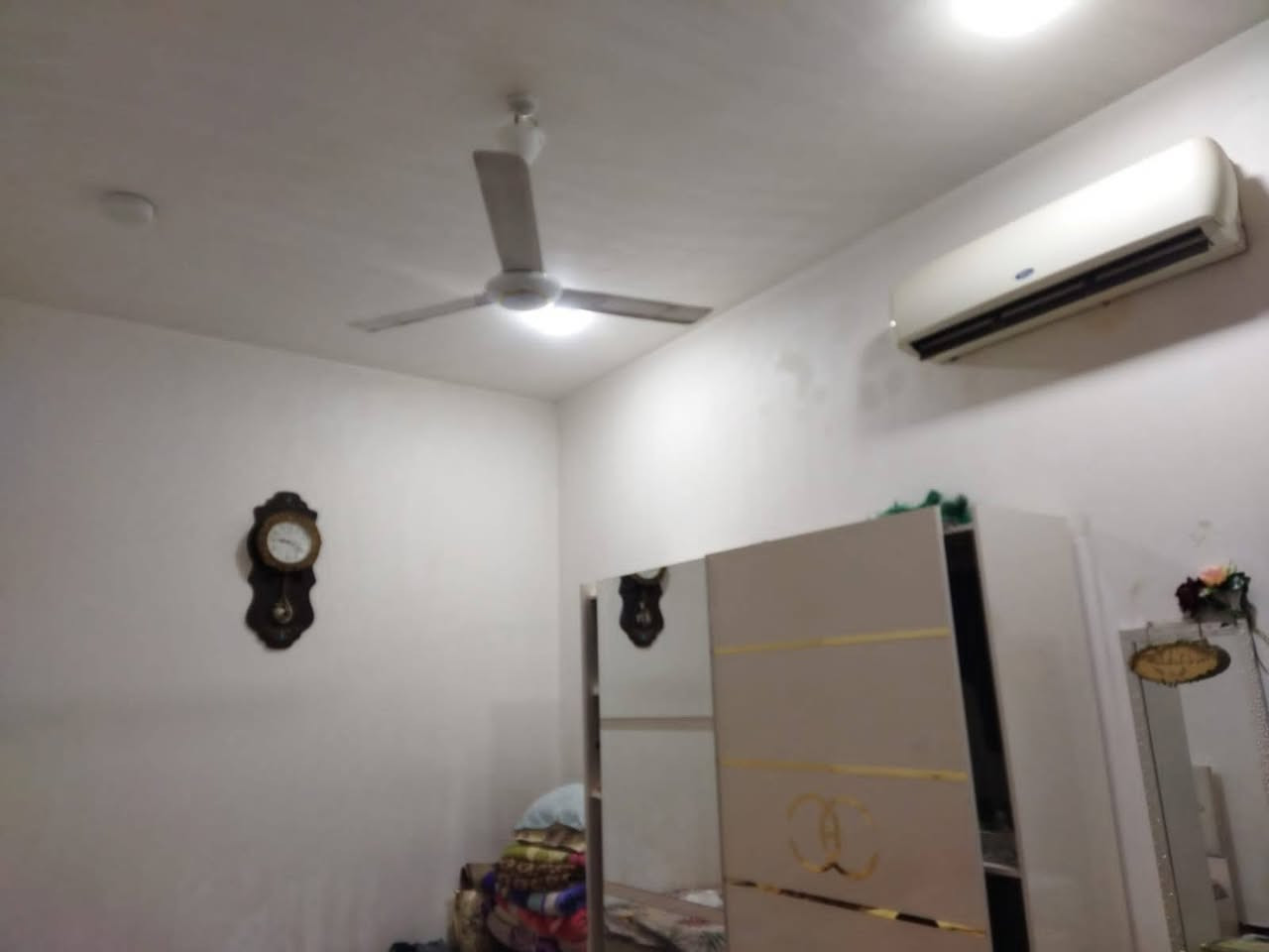 السلام عليكم 
تفاصيل البيت المساحه 125 م 
8.5×14.60 م طابقين يحتوي على استقبال ومطبخ وصاله واربع غرف نوم واربع مجاميع صحيه بناء جديد 2022 جنس العقار طابو زراعي سند 25 مع كافة الضمانات  مقابل مستشفى الكفيل ( مجمع الصنوبر ) عرض الفرع 7 م السعر 390 مليون مع الأثاث
رقم الهاتف ***********
