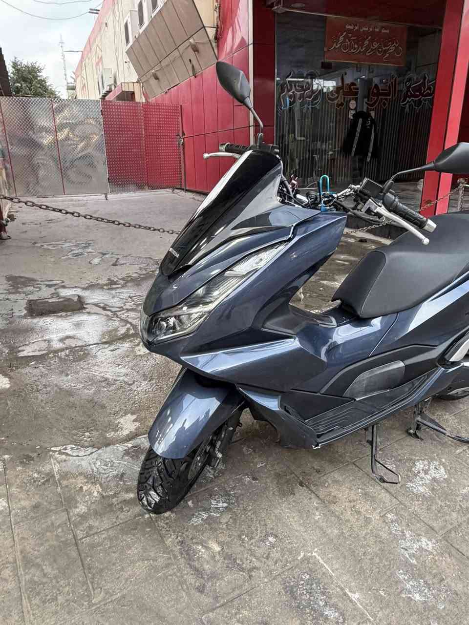 جيل رابع pcx وارد كوري دراجه قبل شهر نزلت من رمبة نزلتها ماشية 29 ولحد هسه ماشيه 29 وقابل للزيادة دراجه مكفولة مكينة وكفر نضام ابريكabs مانع تزحلق وباقي مواصفاتها معروفه  سعر ١٩ ورقة 
مكاني كرادة او شعب
***********
