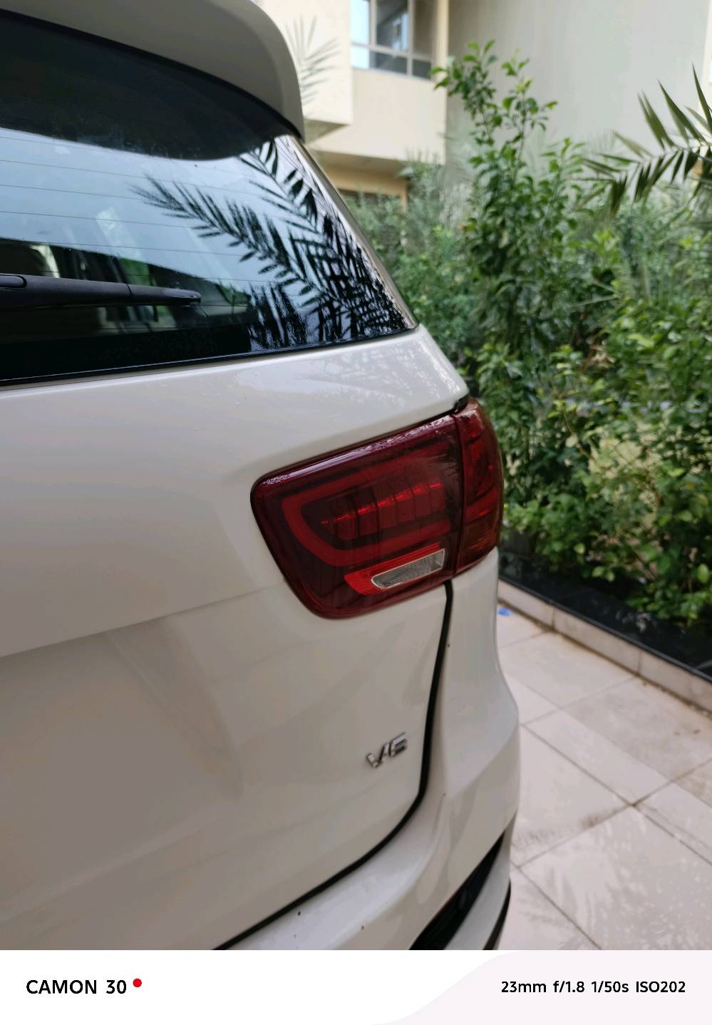 سيارة دفع رباعي بيضاء نظيفة ومجهزة، للمزيد من التفاصيل واتساب.