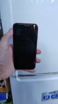 ايفون 11 مستعجل علبيعته  ذاكره 128  جهاز بي بس بطرف شاشه سواد خفيف بطا...