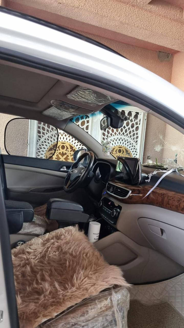 السلام عليكم اخوان
---------------

 -  للبيع هونداي توكسان خليجي كفاله من صبغ وضربه 

موديل 2020 لون ابيض ثلجي

 -  رقم بغداد مشروع وطني  تحويل مباشر

 - فول مواصفات 1/1
سياره جديده ونظيفه استخدام بسيط

 -  عدا رصعه صغيره قرب الباب الخلفي 

وتكحيل كارت  صغير جدآ وخفيف
 في الدعاميه الخلفية 

 - ماشيه   48 K
 قابله للزياده 

المواصفات
----------
- شباك لكزز

. الايت 5 عدسات زنون بلادي

.  لد  نهاري  ليلي 

.  دبل كشاف

.  بصمه

. فتحه سقف بانوراما

. يدات نيكل بلاد

. حساسات خلفيه

 . كامرات عدد 2
   أماميه  وخلفيه

.  قطعتين تبريد 

. الدواخل صاج و عسلي

. كشنات قرميدي  بقلاوة

.  شاشه كبيره 

 . سايد بريك بالرجل / كوري

.  شحن لاسلكي 

 .  تبريد  بالجكمجه

.  أشاير بالمري 
 
.  المقاعد الأماميه
 كهرباء

.  دبل ايرباك

.  مكينه 2000 دوش
   الاقتصادي

السعر 215 
وبيها مجال بسيط للطيبين

مكاني في البصرة

للأستفسار : ***********
