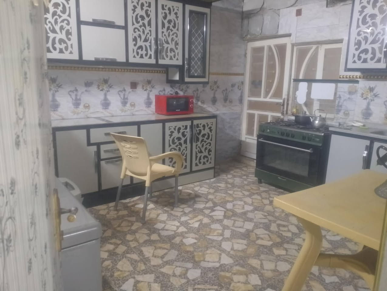 السلام عليكم بيت للبيع مساحه 200متر  حي العسكري قرب الادله الجنائيه طابق ونص الطابق الثاني معزول بدرج للشارع وحده بي غرفه وصاله ومطبخ وحمام والطابق الاول غرفتين كبار 4/6واستقبال 4/7/والصاله /4/6/المطبخ 4/5/ومدخل /3/2الكراج  وحمام خارجي وداخلي 135مليون  للاستفسار اتصال ع هذا الرقم ***********موجود صور اتصل وبيك خير ودلل
